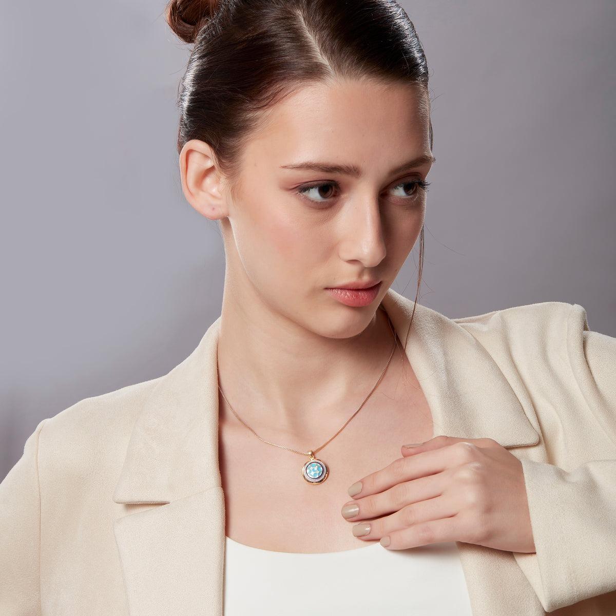 Ciondolo rotondo Aynur con Loop Medium, della nostra premiata collezione Miraas, meticolosamente realizzato in oro 18kt, con diamanti finemente assortiti e incastonato con un motivo ottagonale turco a nido d'ape con dettagli in smalto blu di