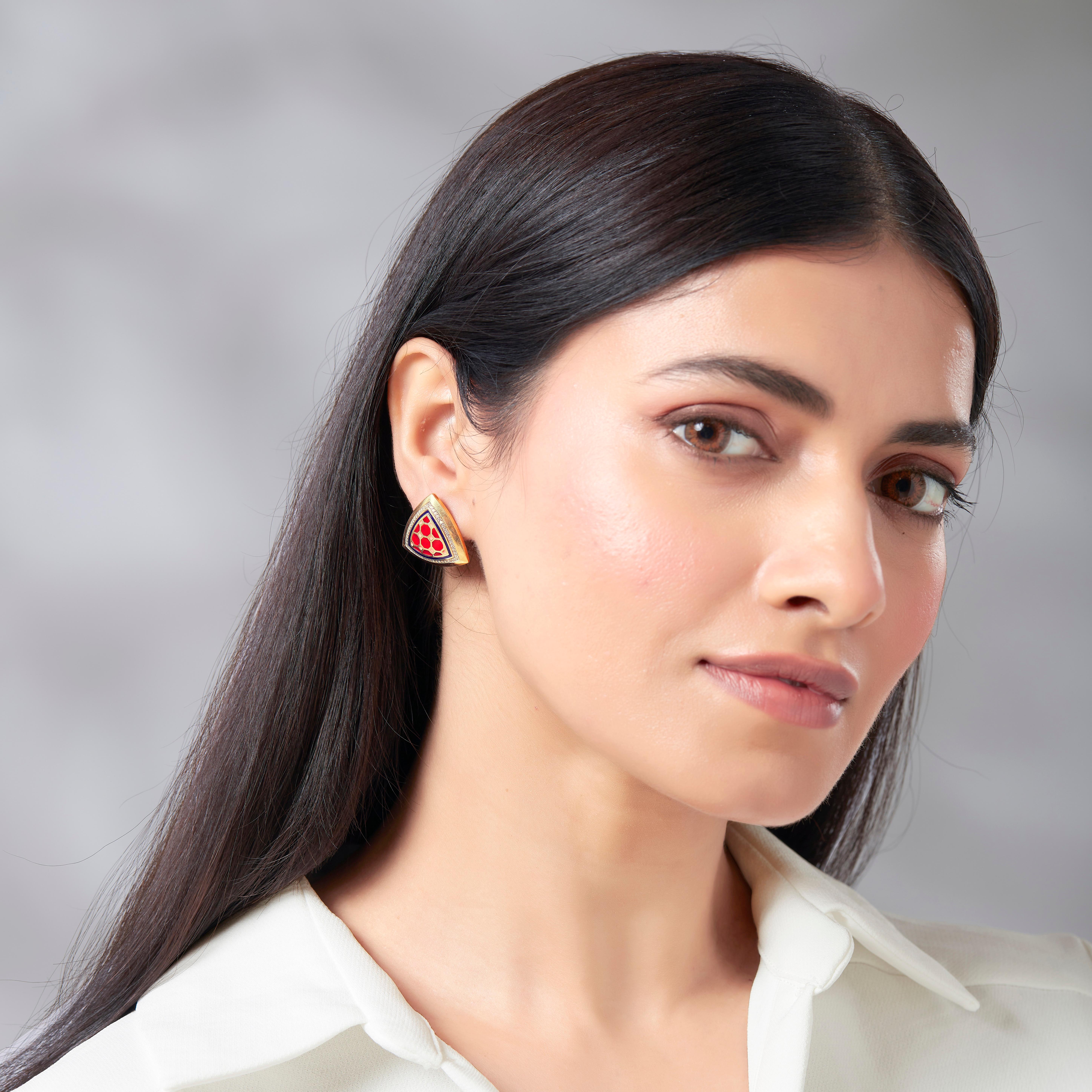 SOHNAA 18Kt Gold Diamond Enamel Miraas Aynur Trillion Studs Earrings In New Condition For Sale In Surat, IN