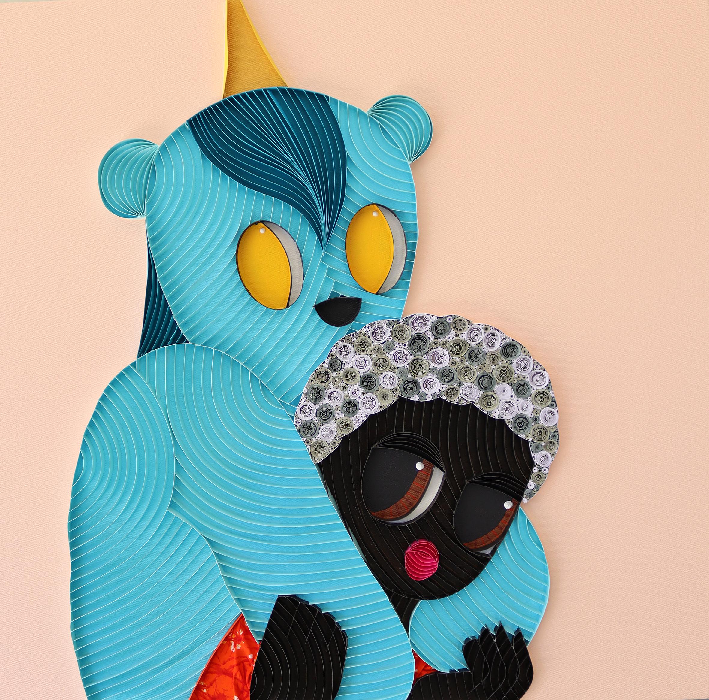 "Peluche IX" - Quilled Mixed Media de Oso Abrazando Figura, 2025