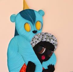 "Peluche IX" - Quilled Mixed Media de Oso Abrazando Figura, 2025
