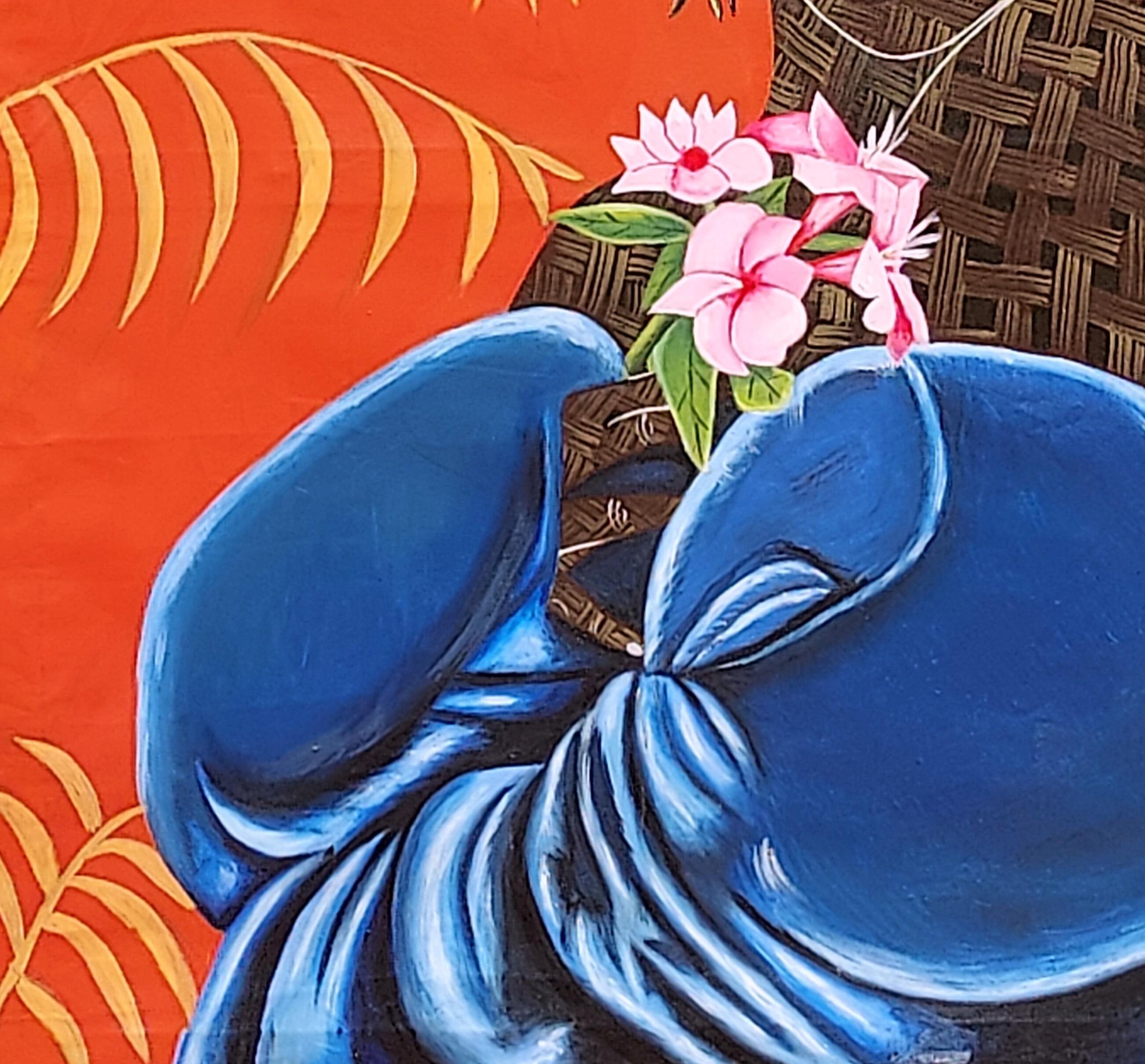 Una ragazza è ferma, la sua mano culla un fiore delicato, simbolo di forza e rinnovamento.
I fragili petali, vibranti e vivi, rispecchiano la sua tacita fiducia nel domani. 
Tiene il fiore non come un ornamento ma come una promessa, per ricordarti