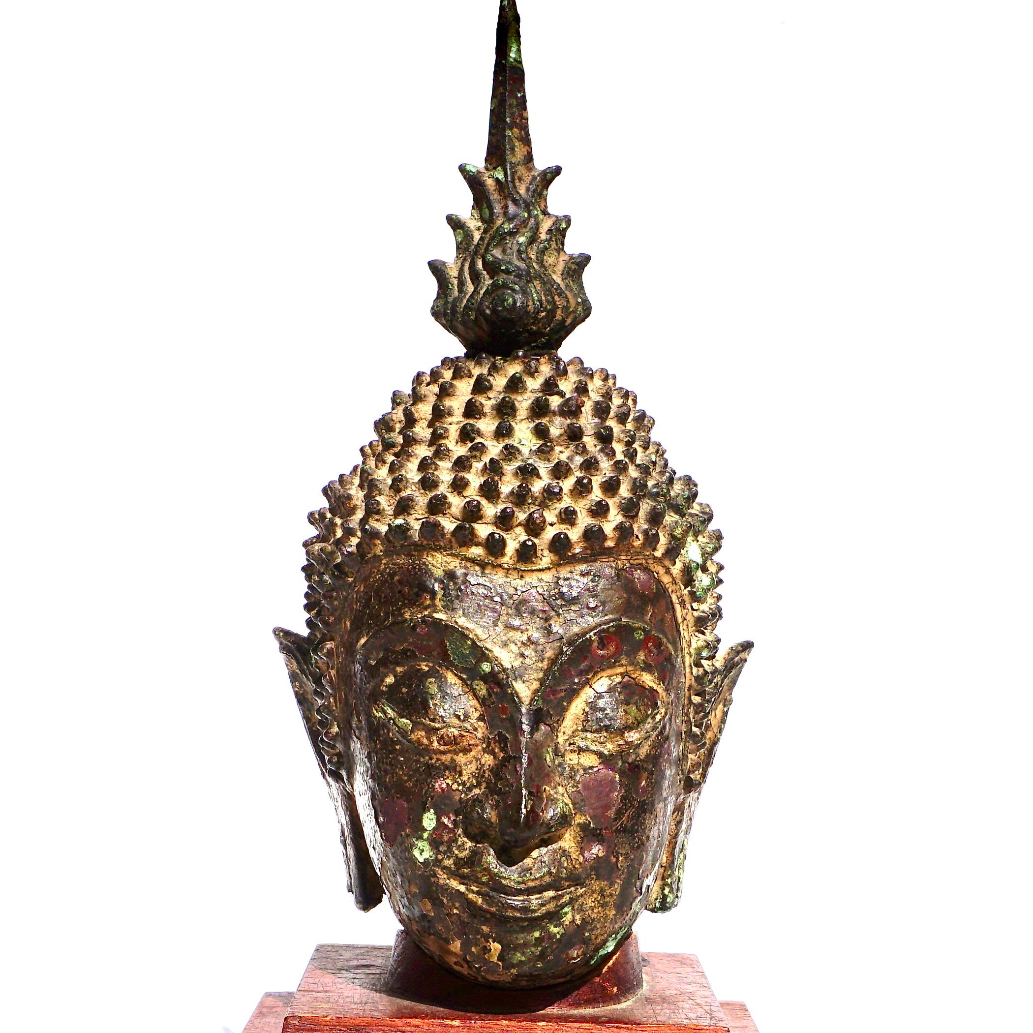 Ayutthaya Lackiert und vergoldet Kupfer Bronze Buddha Kopf
CIRCA 15. Jahrhundert

Ein wunderschön lackierter und vergoldeter Bronze-Buddha-Kopf aus dem Königreich Ayutthaya, Thailand, um das 15. Jahrhundert. Das Gesicht des Buddha hat einen