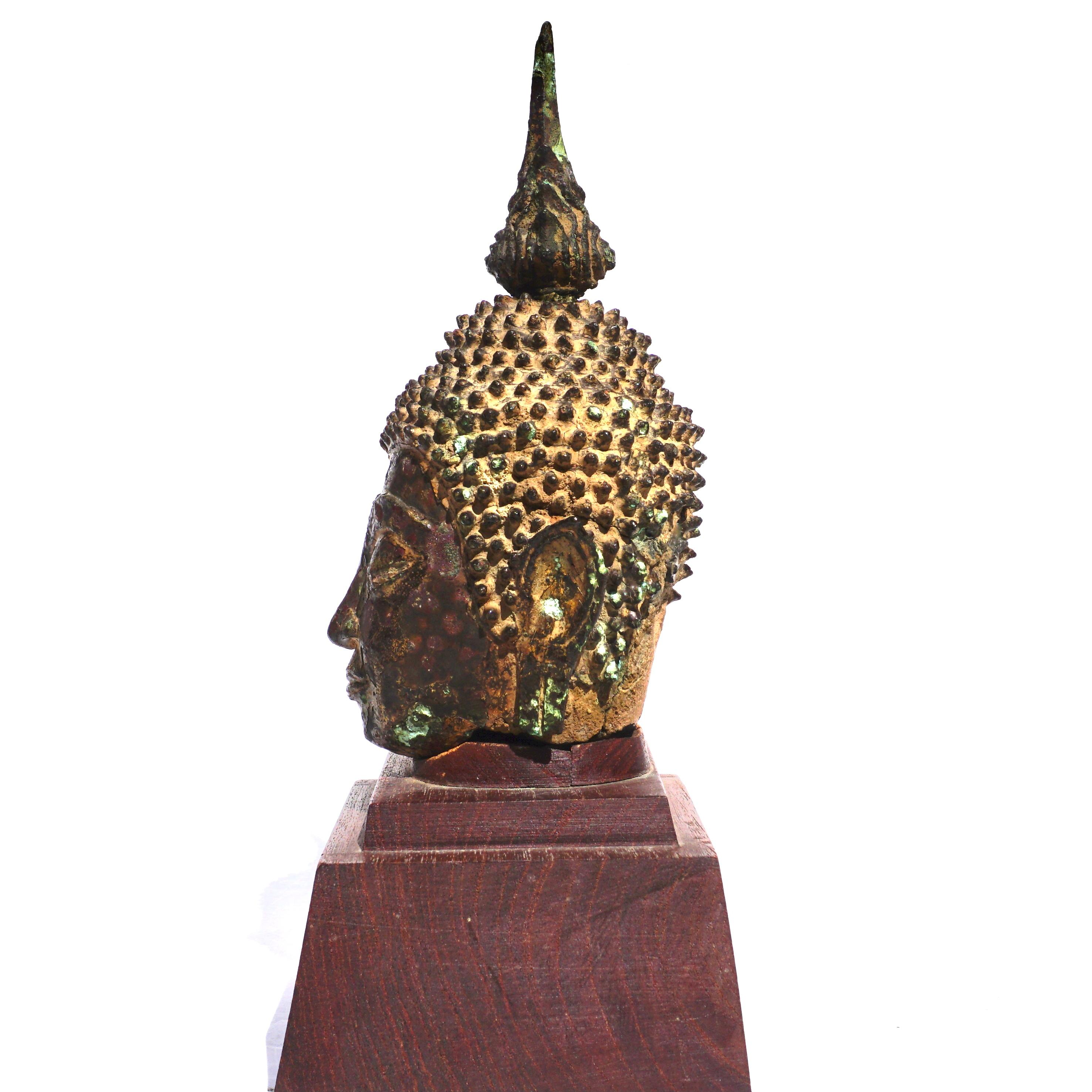 Thaïlandais Tête de Bouddha Ayutthaya en bronze laqué et doré 15ème siècle en vente