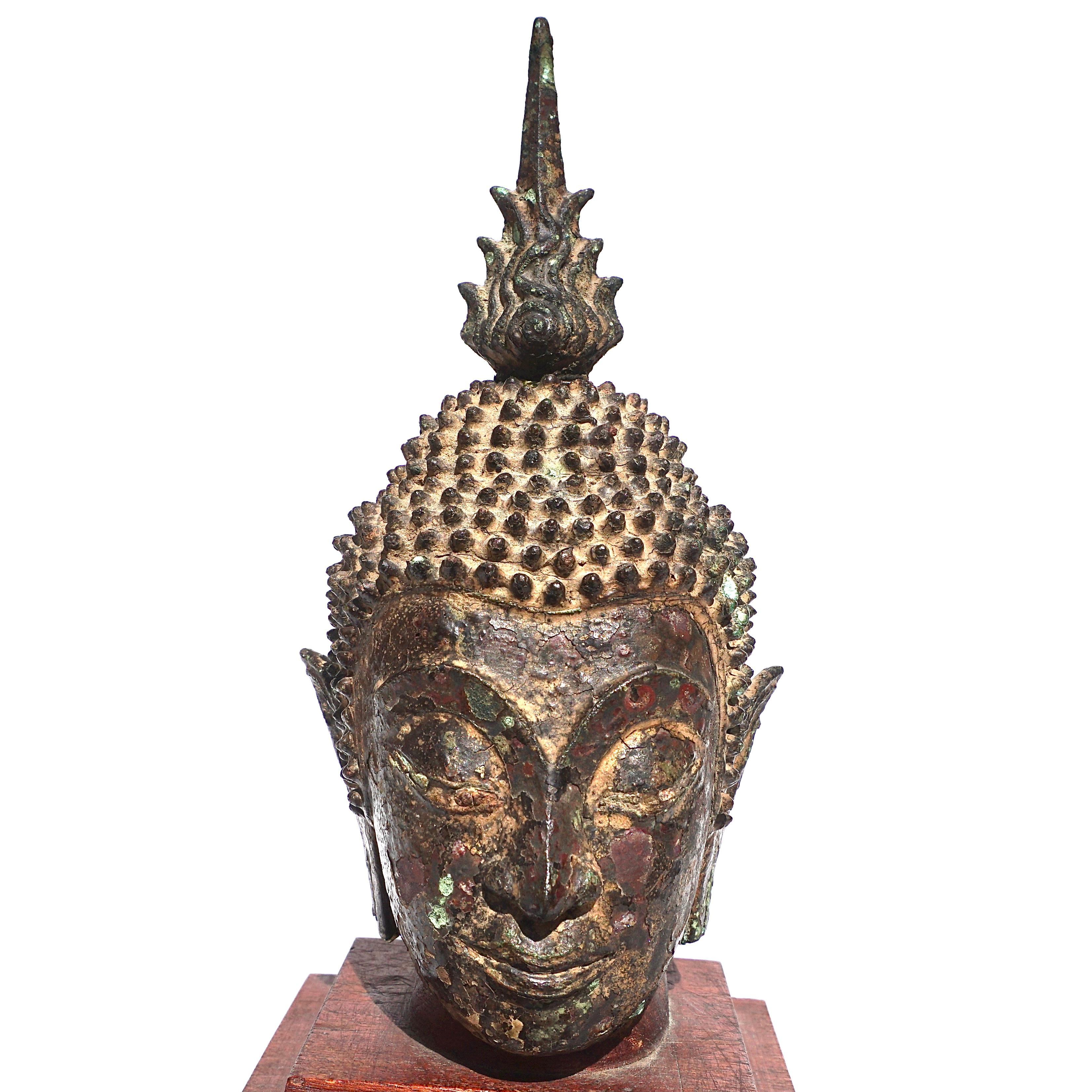 Ayutthaya Buddha-Kopf aus lackierter und vergoldeter Bronze, 15. Jahrhundert im Zustand „Relativ gut“ im Angebot in Dallas, TX