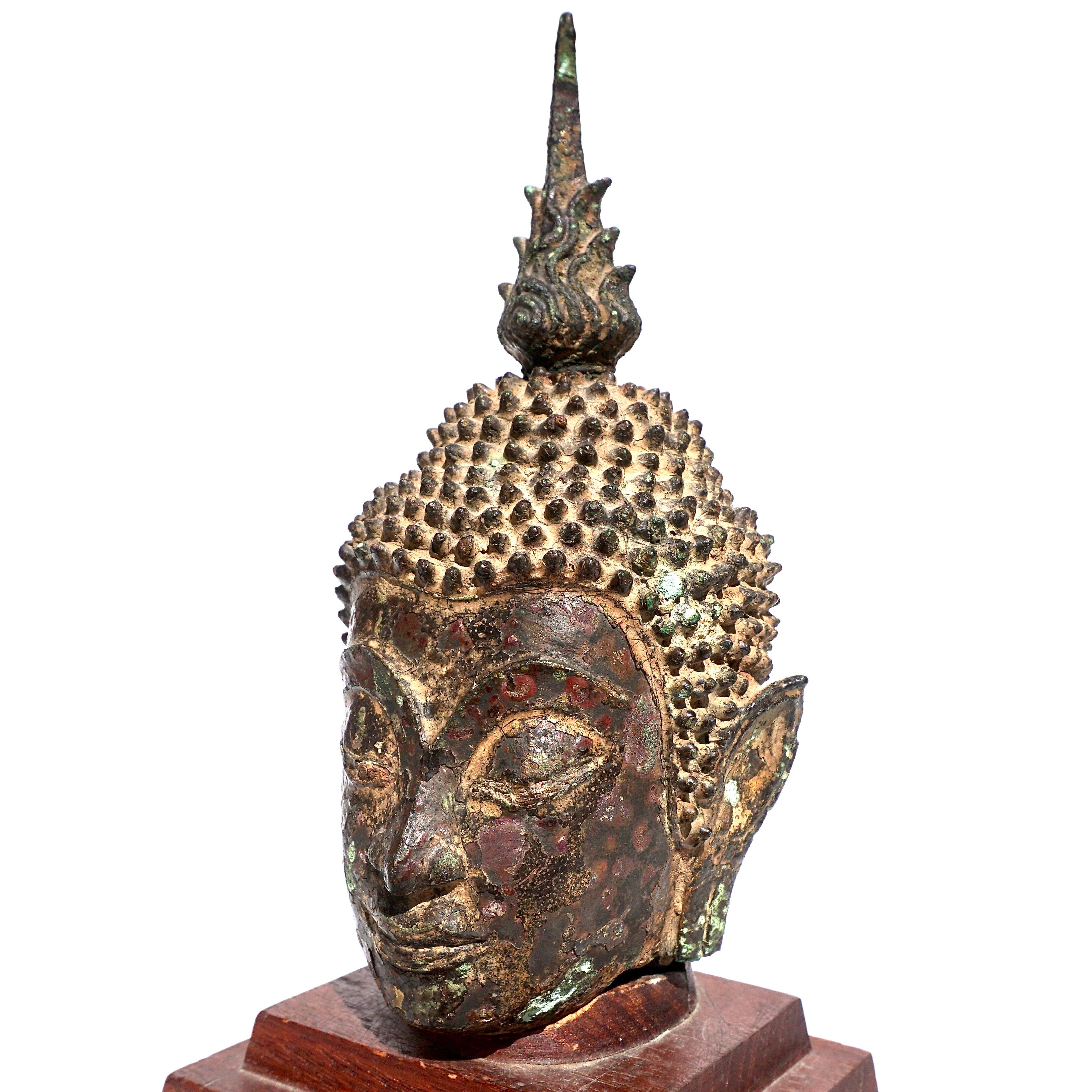 XVIIIe siècle et antérieur Tête de Bouddha Ayutthaya en bronze laqué et doré 15ème siècle en vente