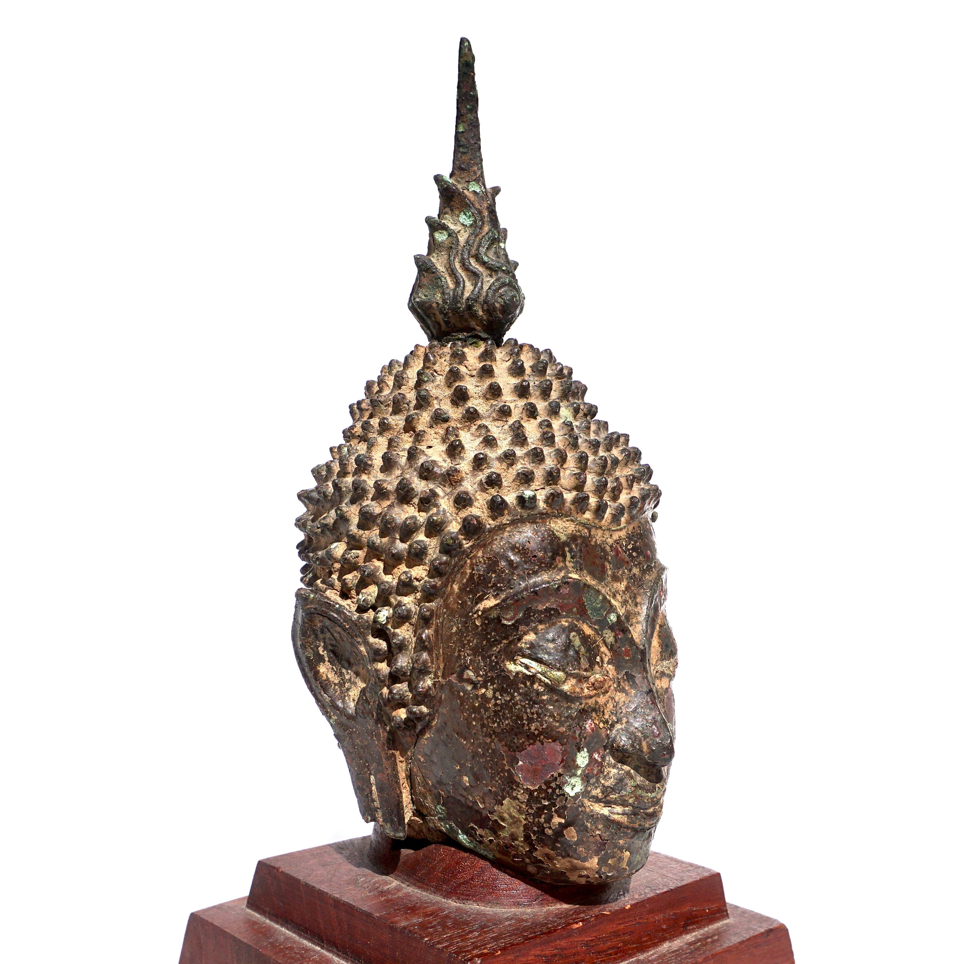 Bronze Tête de Bouddha Ayutthaya en bronze laqué et doré 15ème siècle en vente