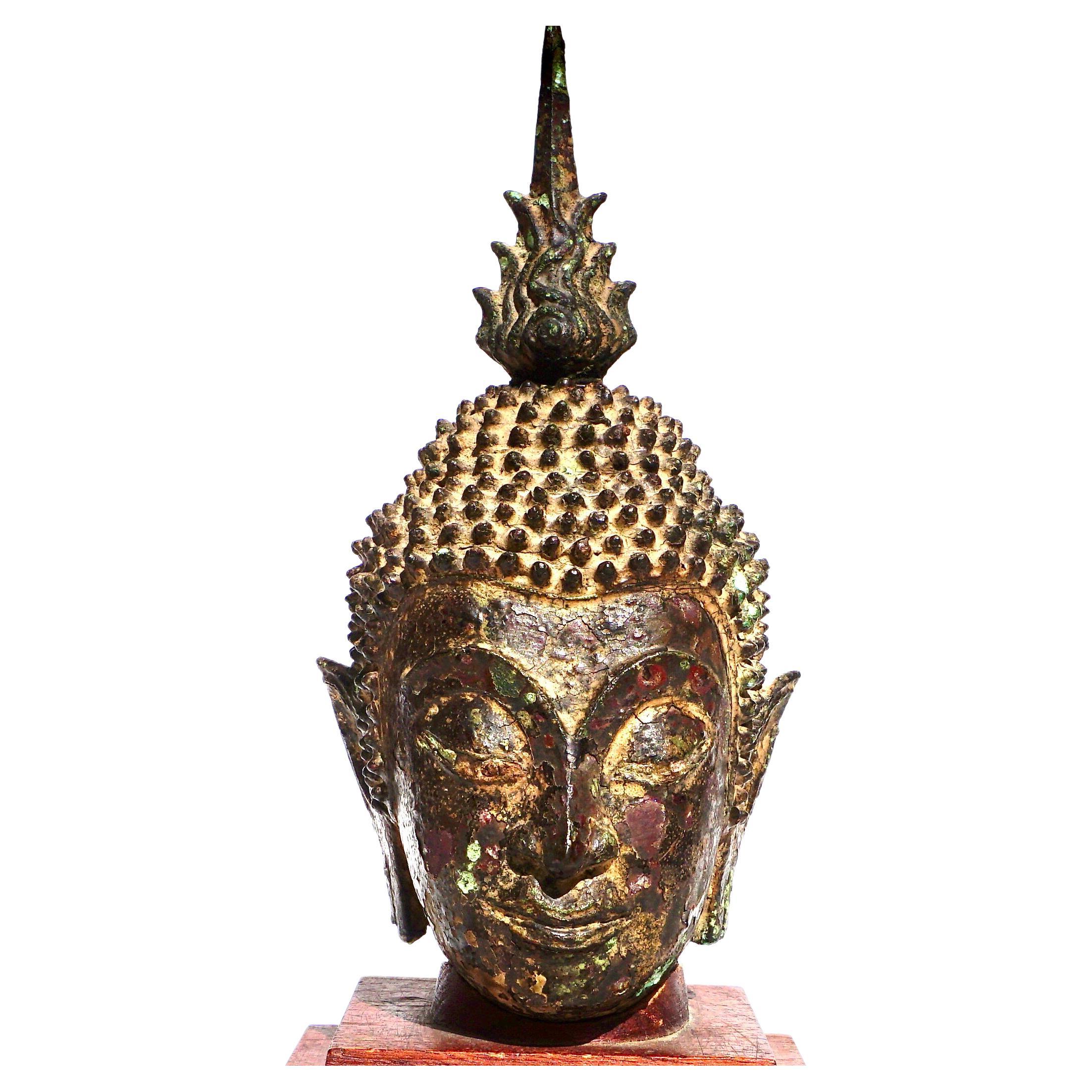 Tête de Bouddha Ayutthaya en bronze laqué et doré 15ème siècle en vente