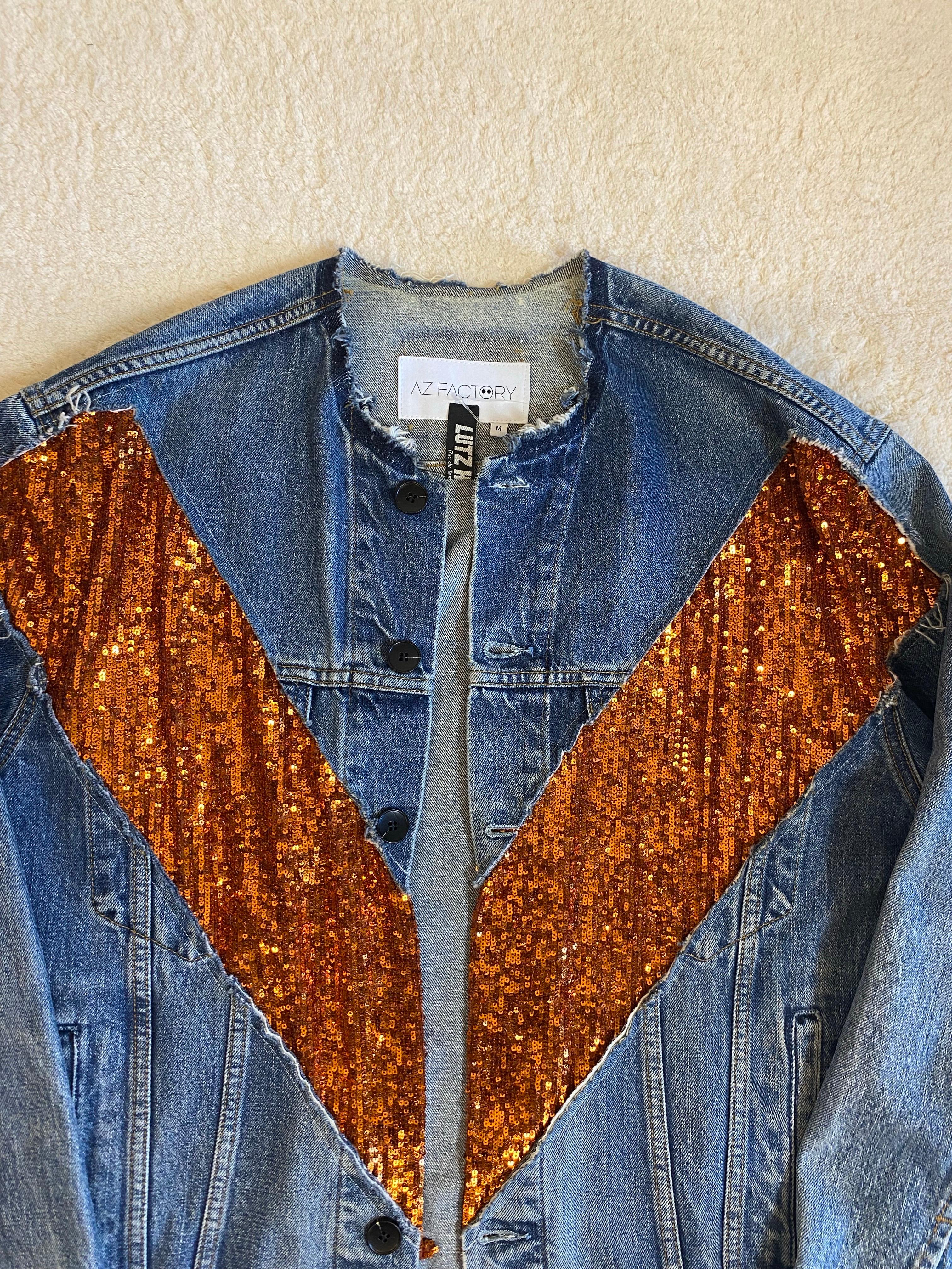 Veste en jean Az Factory avec paillettes.
Taille M.
Épaules 54 cm.
Longueur : 70 cm.
Tissu principal :
100% coton.
Tissu secondaire :
92% polyamide, 8% élasthanne.
Doublure :
100% viscose.
Excellent état.