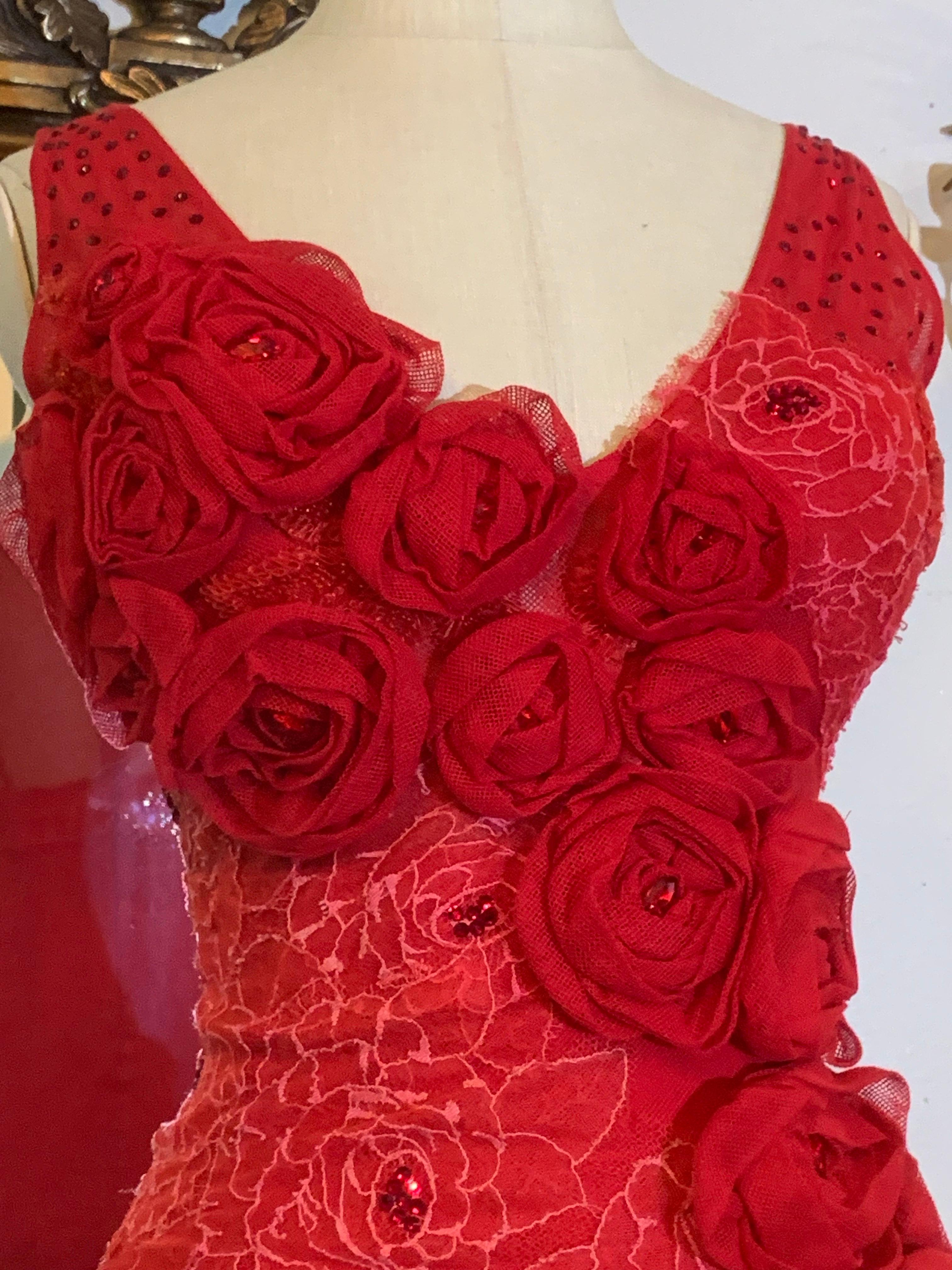 Abito da sera Azadeh Couture in tulle rosso e pizzo tagliato in sbieco con rosette e stola in tulle in vendita 5