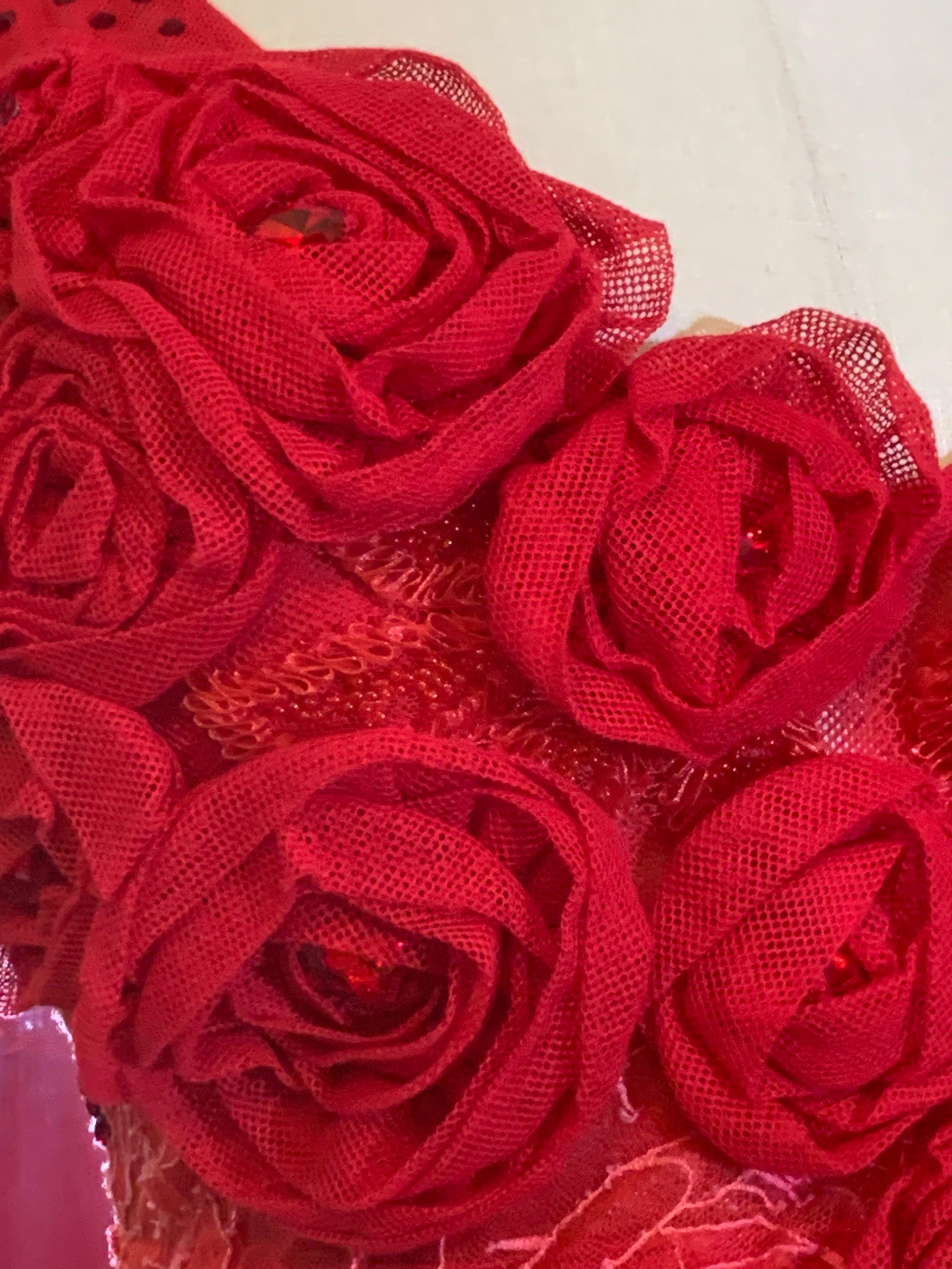 Abito da sera Azadeh Couture in tulle rosso e pizzo tagliato in sbieco con rosette e stola in tulle in vendita 6