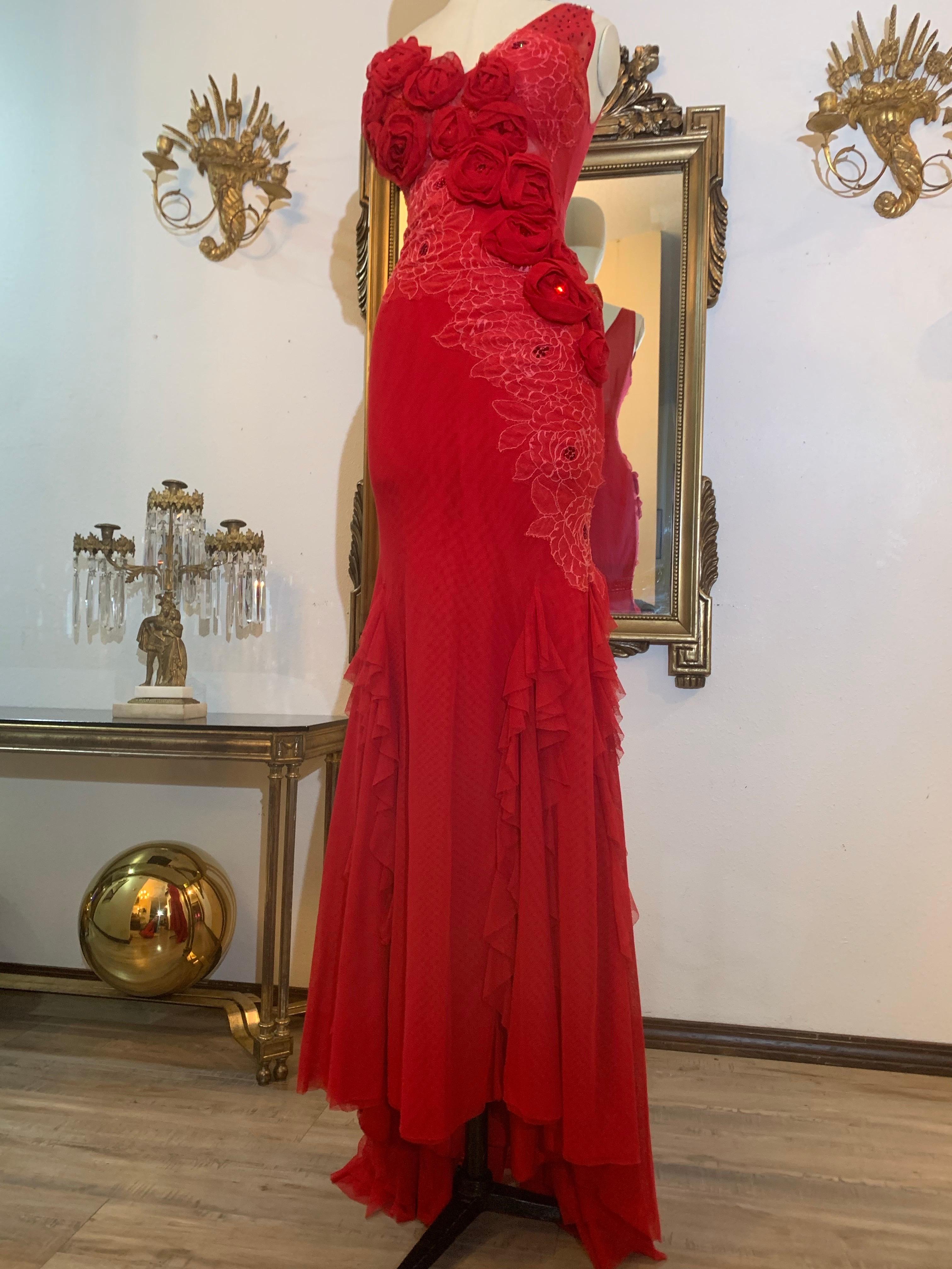 Abito da sera Azadeh Couture in tulle rosso e pizzo tagliato in sbieco con rosette e stola in tulle in vendita 7