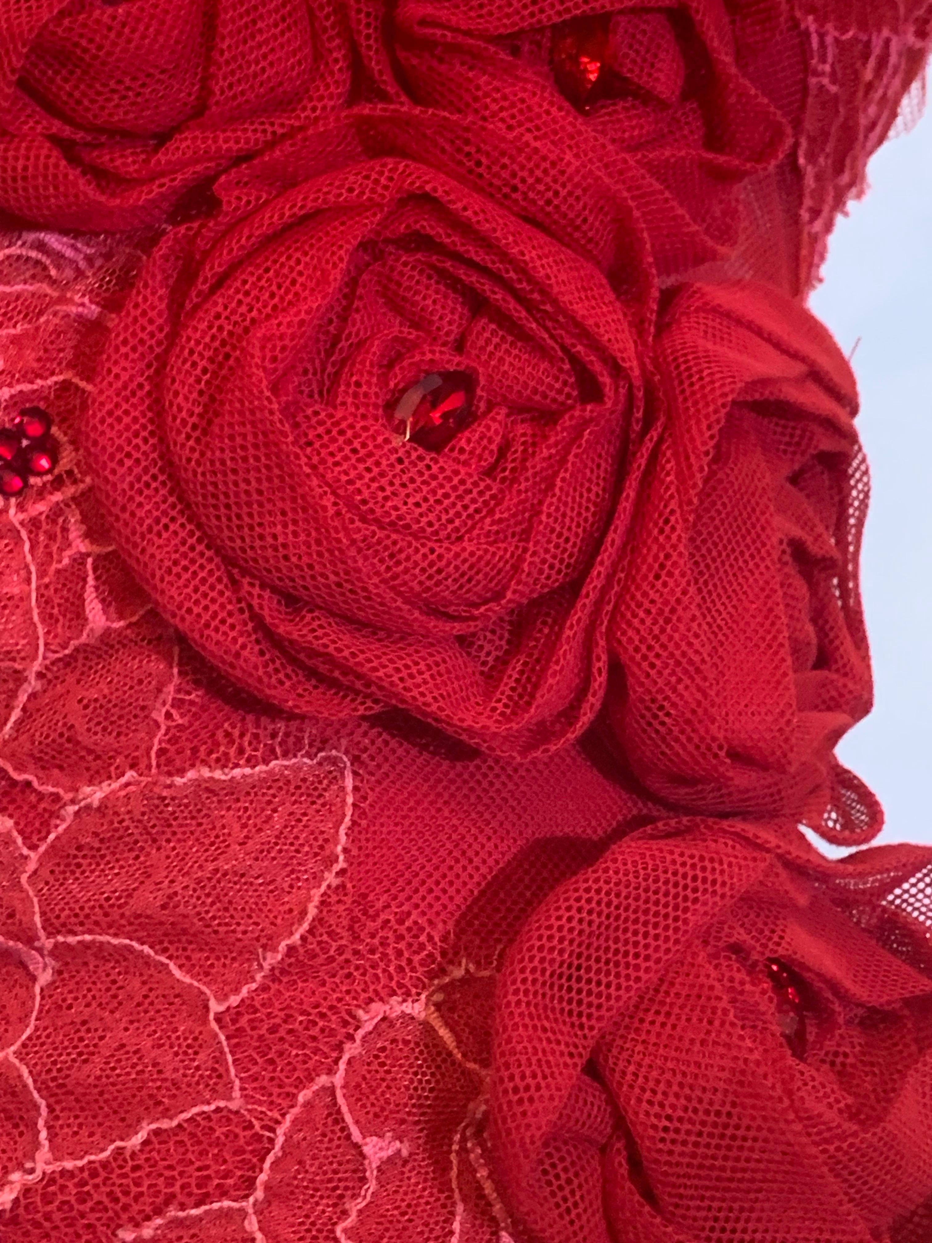 Abito da sera Azadeh Couture in tulle rosso e pizzo tagliato in sbieco con rosette e stola in tulle in vendita 9