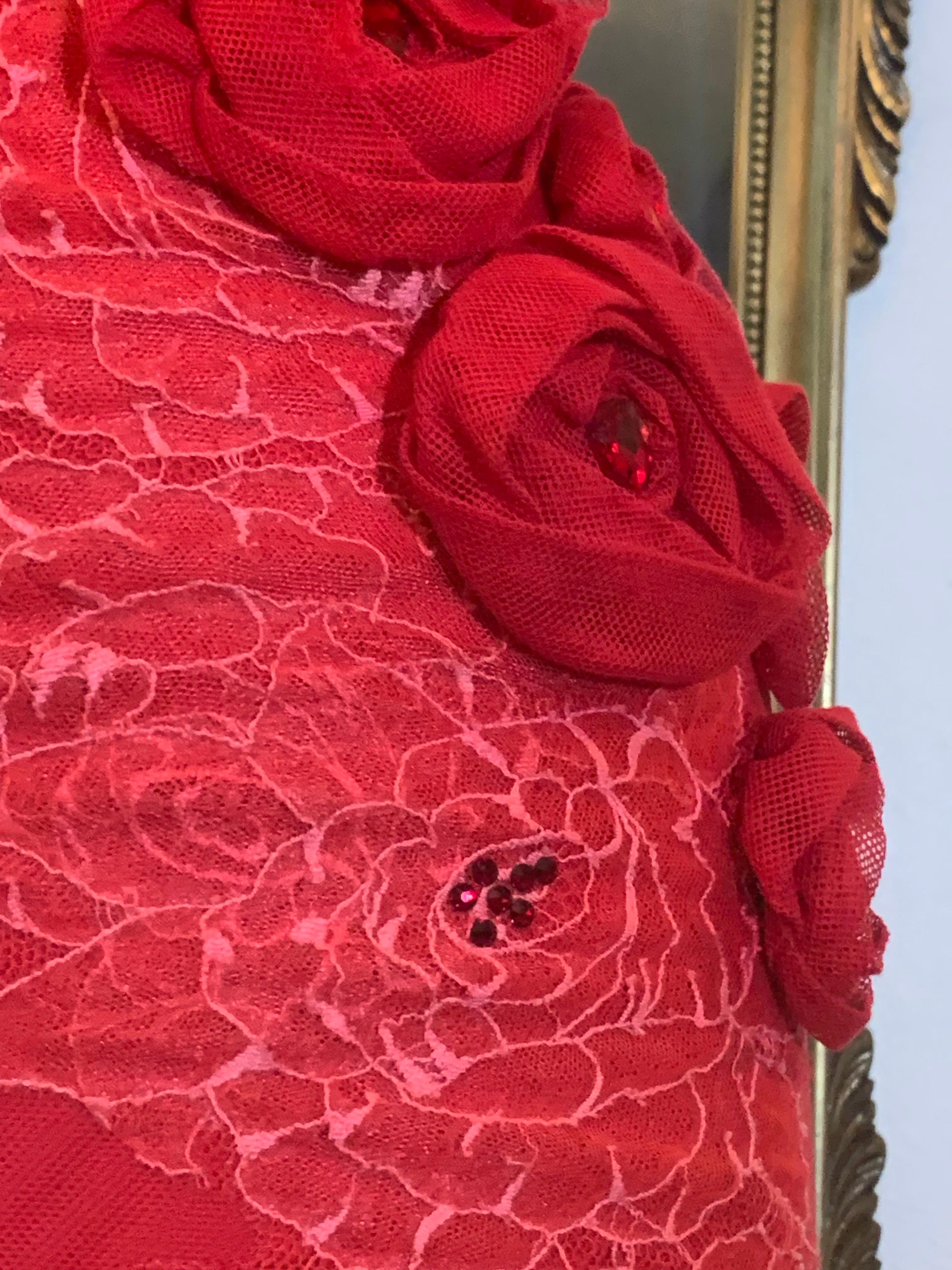 Abito da sera Azadeh Couture in tulle rosso e pizzo tagliato in sbieco con rosette e stola in tulle in vendita 10