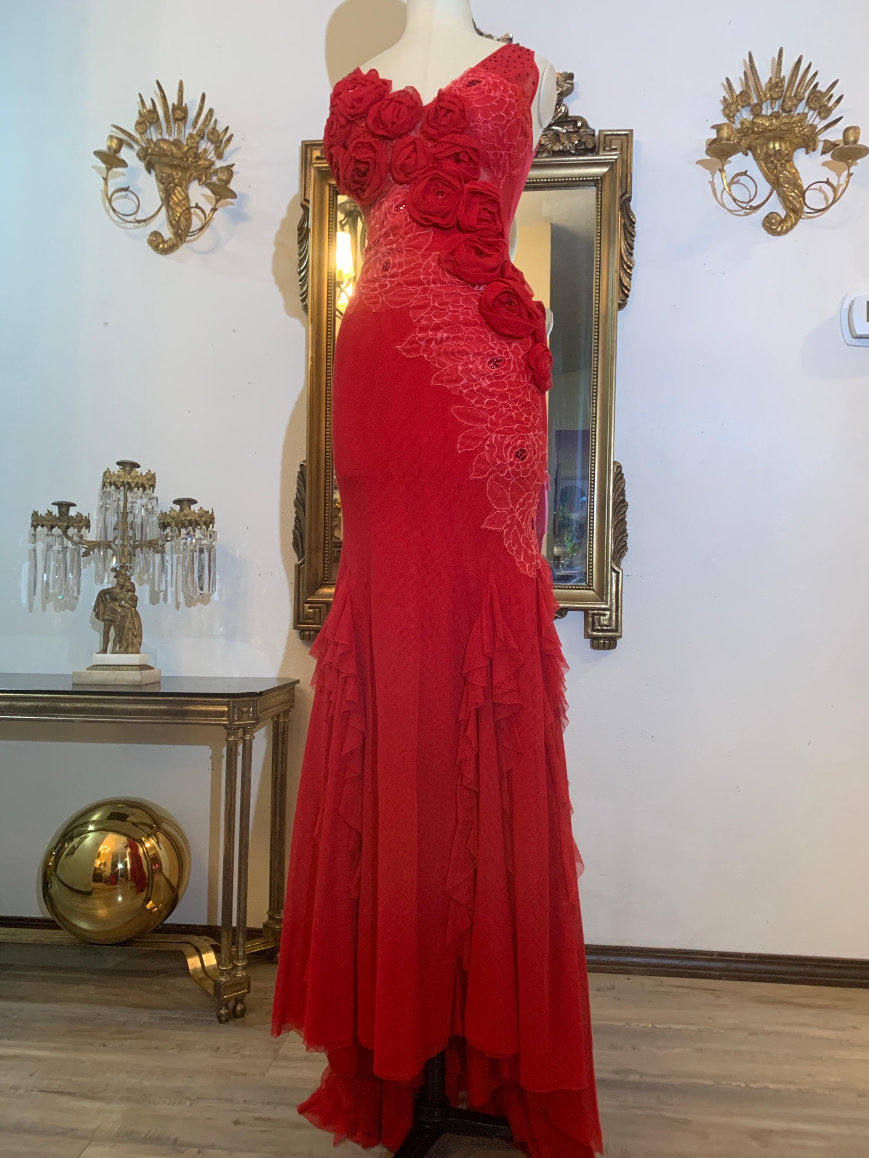 Abito da sera Azadeh Couture in tulle rosso e pizzo tagliato in sbieco con rosette e stola in tulle in vendita 11