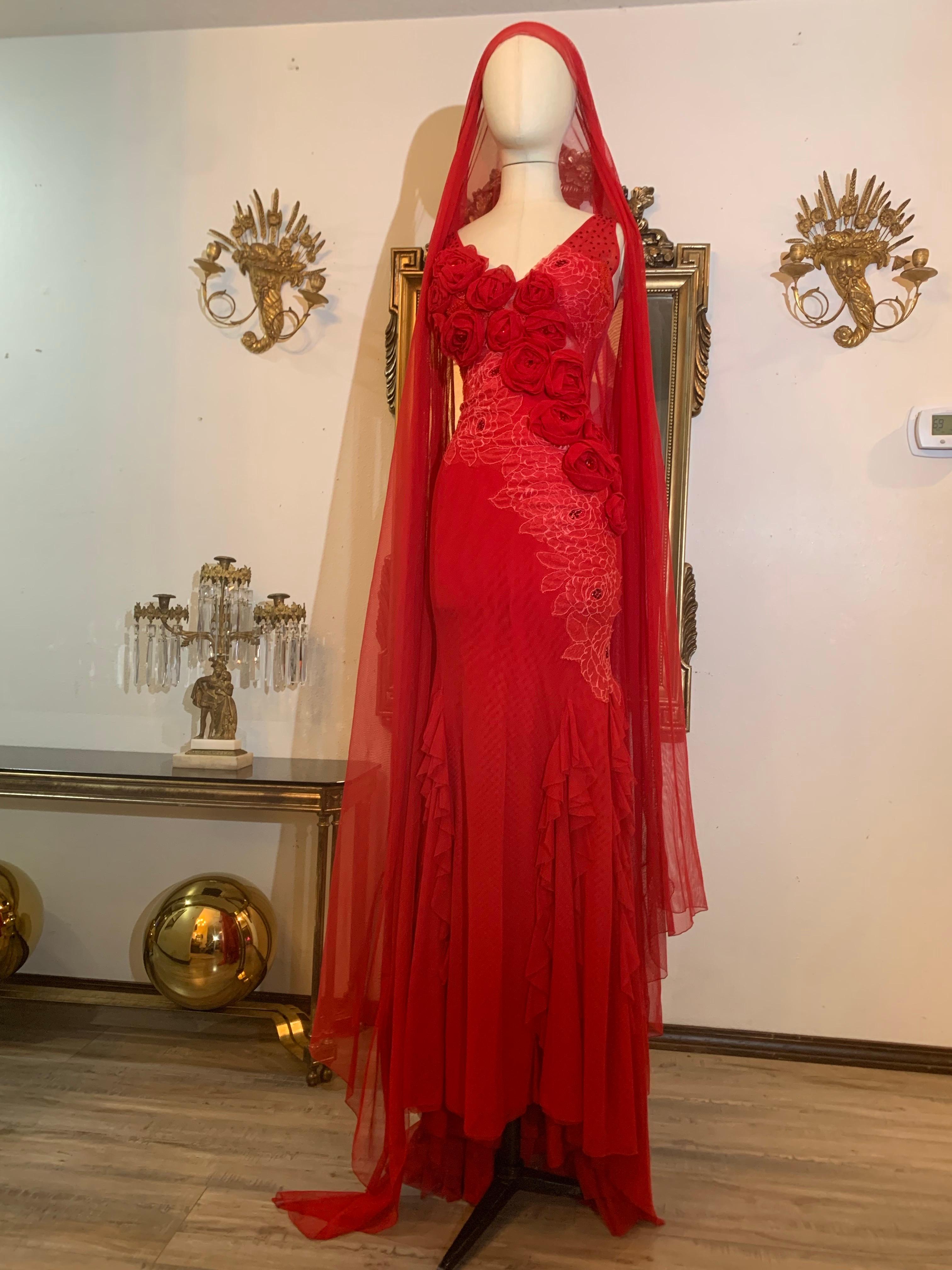 Abito da sera Azadeh Couture in tulle rosso e pizzo tagliato in sbieco con rosette e stola in tulle in vendita 12