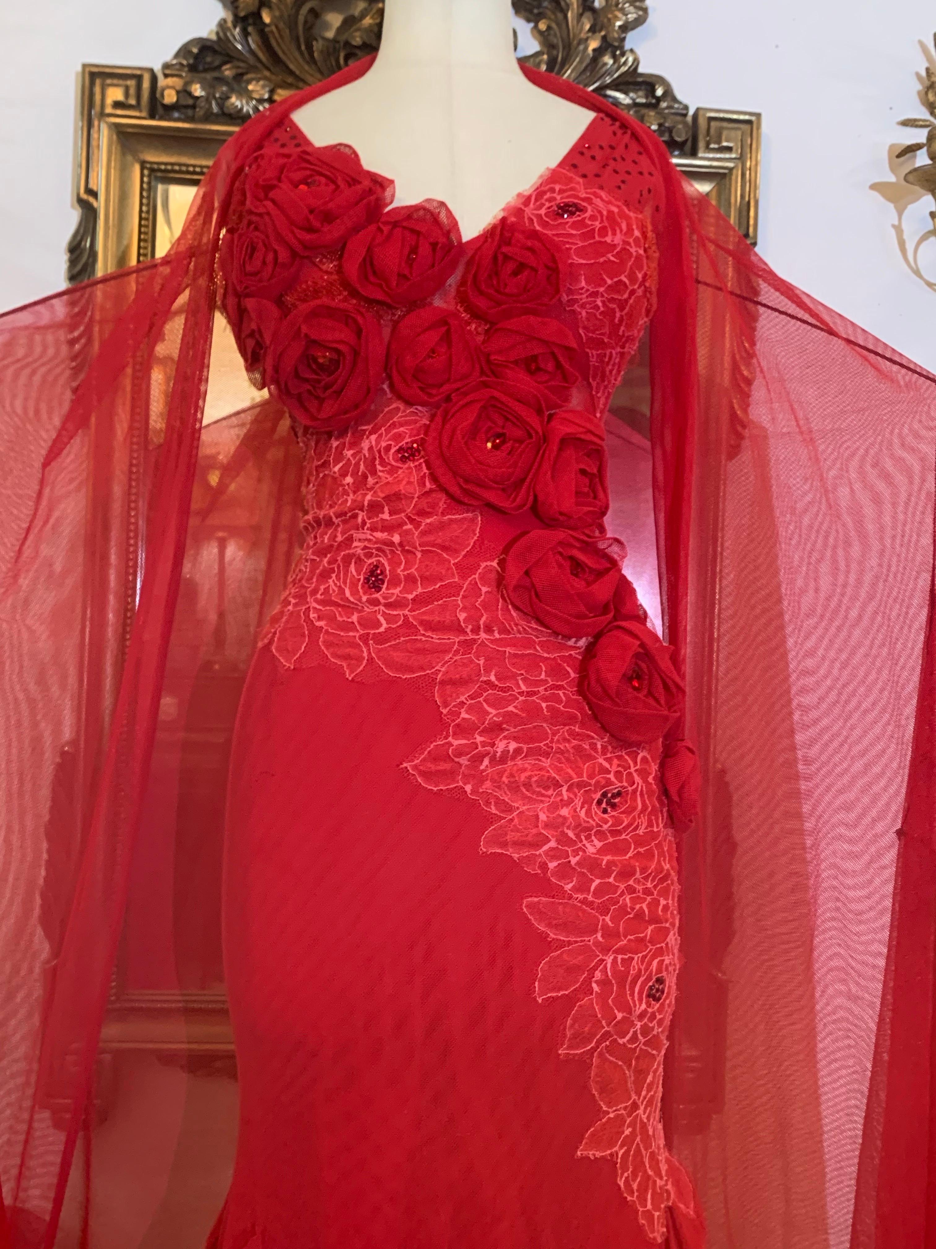 Abito da sera Azadeh Couture in tulle rosso e pizzo tagliato in sbieco con rosette e stola in tulle:  Un meraviglioso abito strutturato con rosette tridimensionali sparse sul corpetto e strass raggruppati. Inserzione in pizzo sotto il seno fino