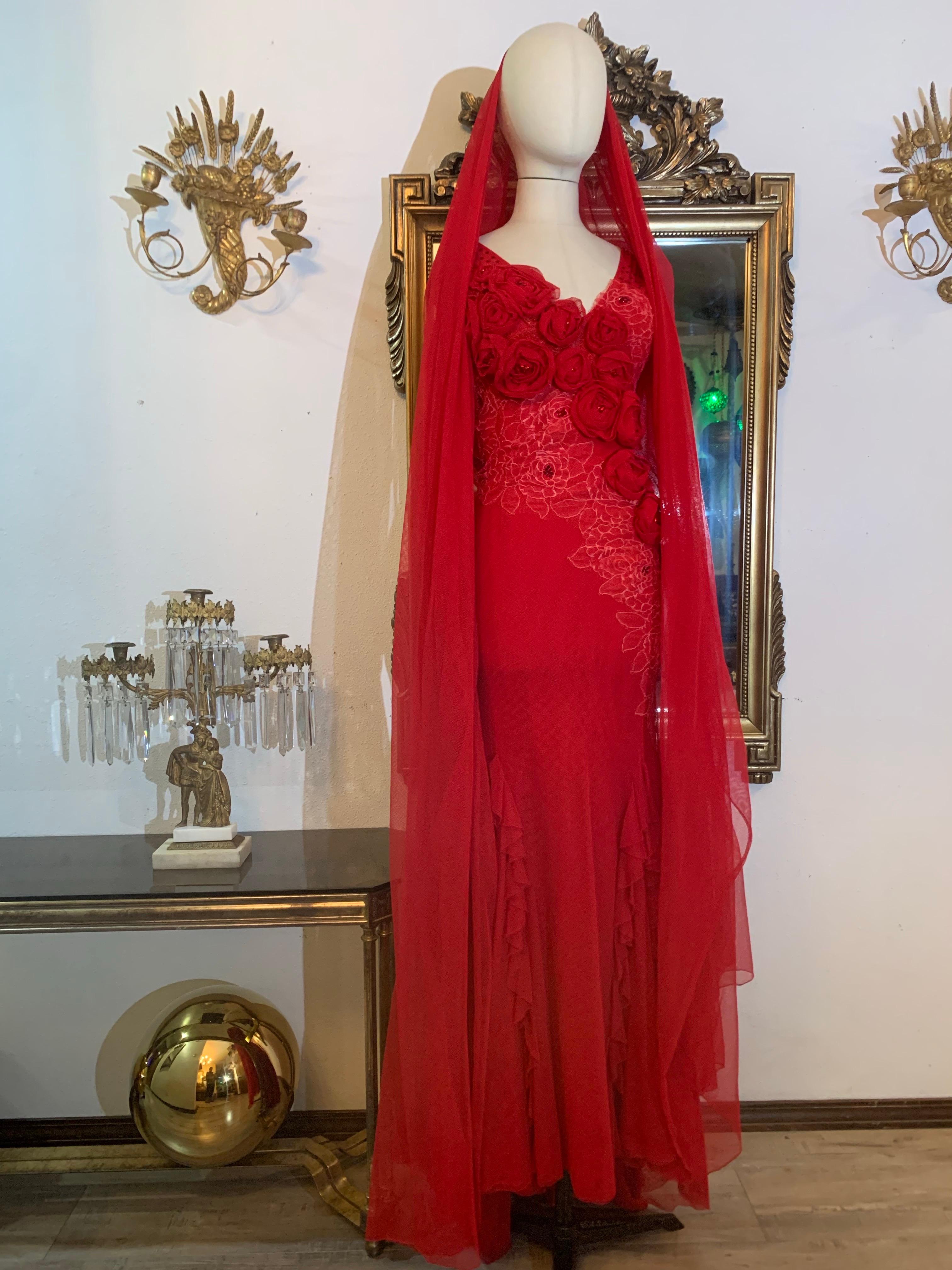 Abito da sera Azadeh Couture in tulle rosso e pizzo tagliato in sbieco con rosette e stola in tulle in vendita 15