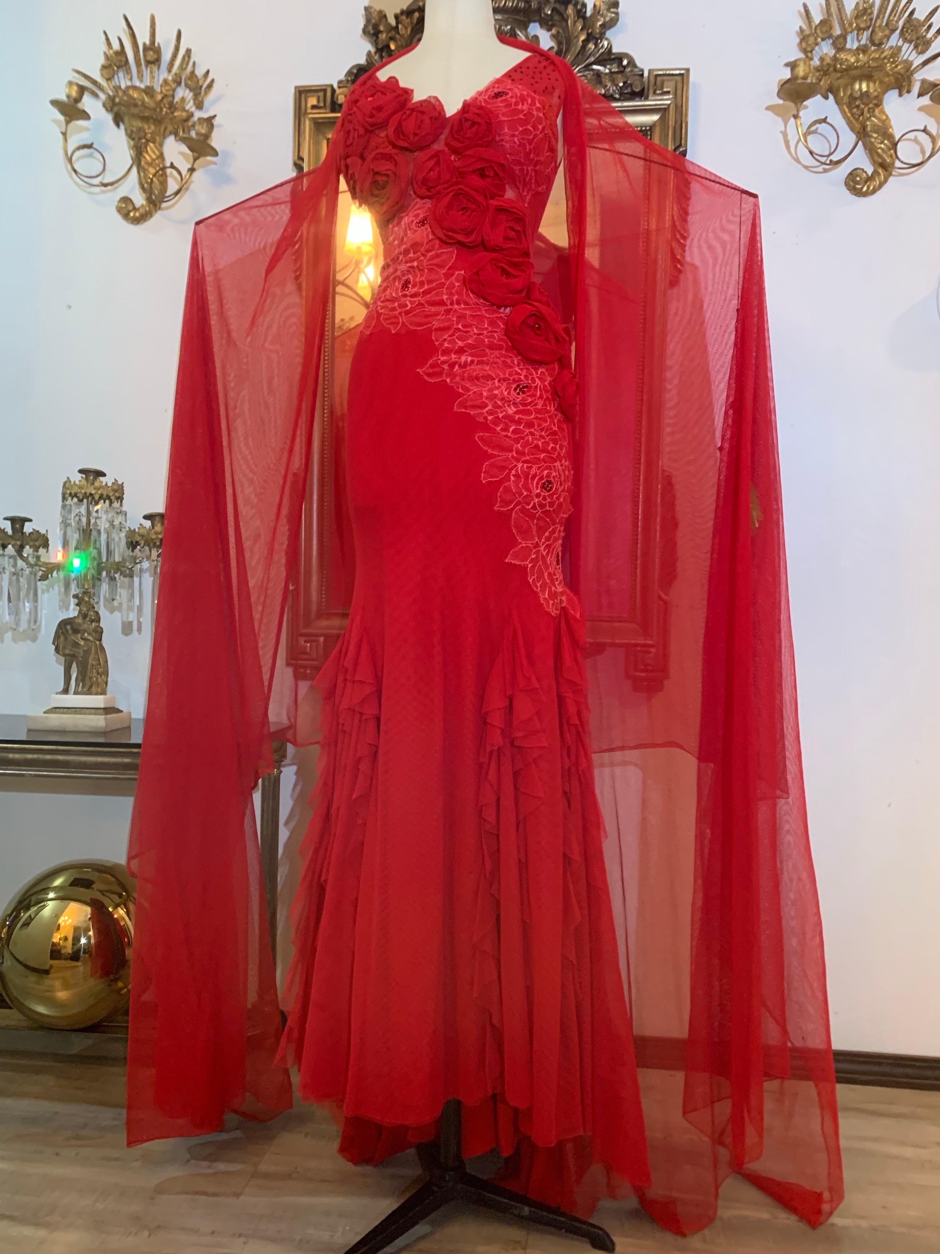 Rosso Abito da sera Azadeh Couture in tulle rosso e pizzo tagliato in sbieco con rosette e stola in tulle in vendita