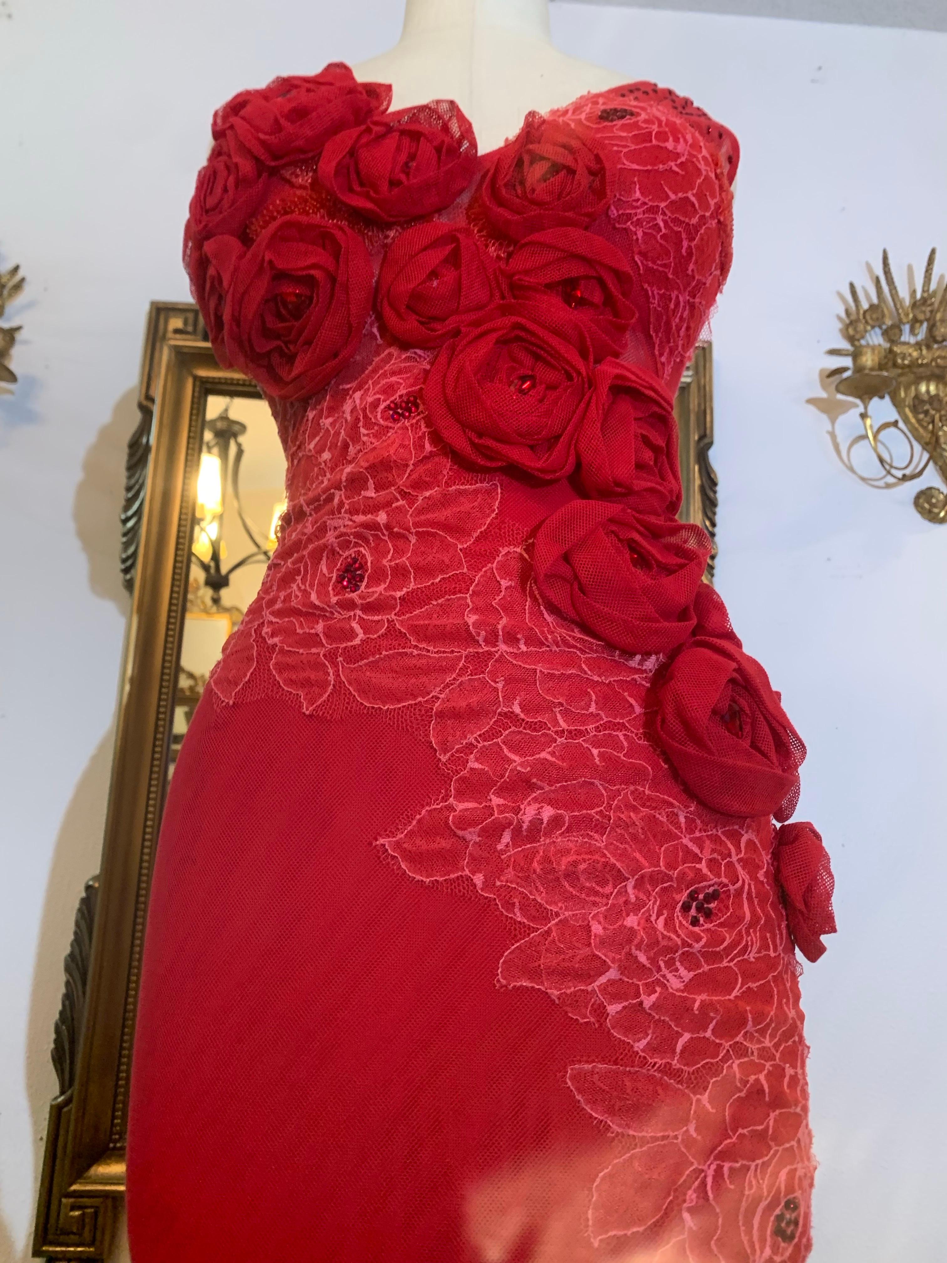 Donna Abito da sera Azadeh Couture in tulle rosso e pizzo tagliato in sbieco con rosette e stola in tulle in vendita