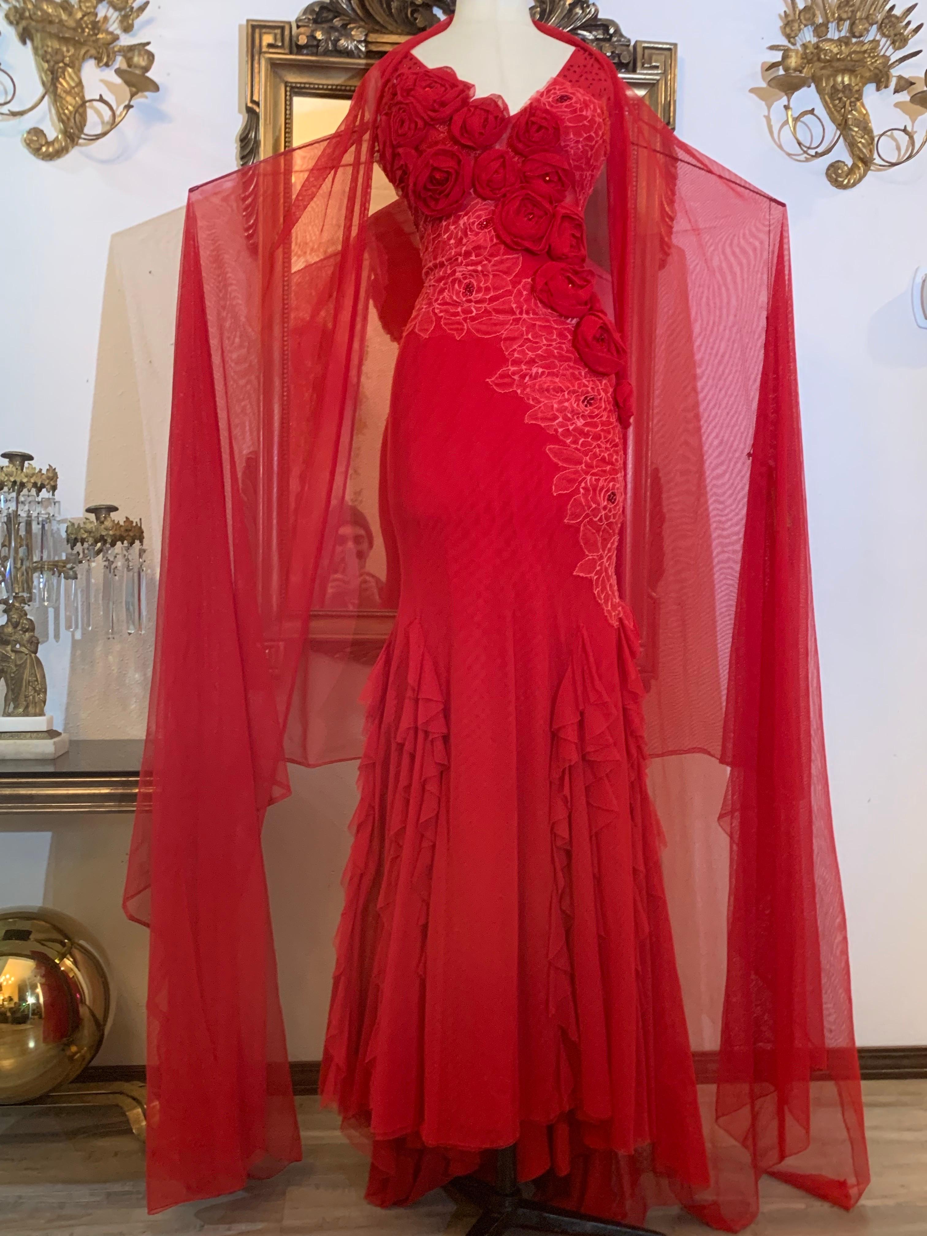 Abito da sera Azadeh Couture in tulle rosso e pizzo tagliato in sbieco con rosette e stola in tulle in vendita 1