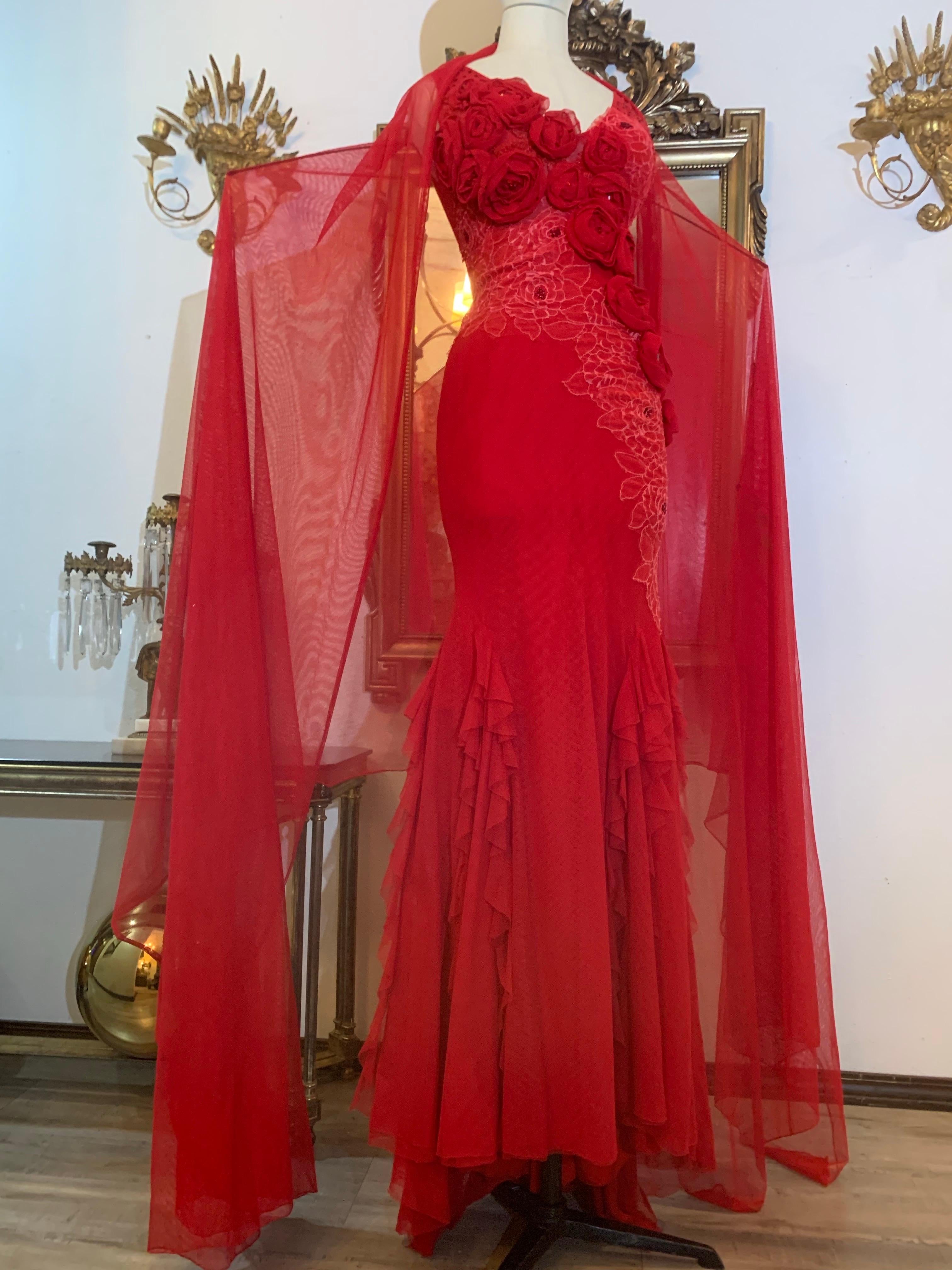 Abito da sera Azadeh Couture in tulle rosso e pizzo tagliato in sbieco con rosette e stola in tulle in vendita 2