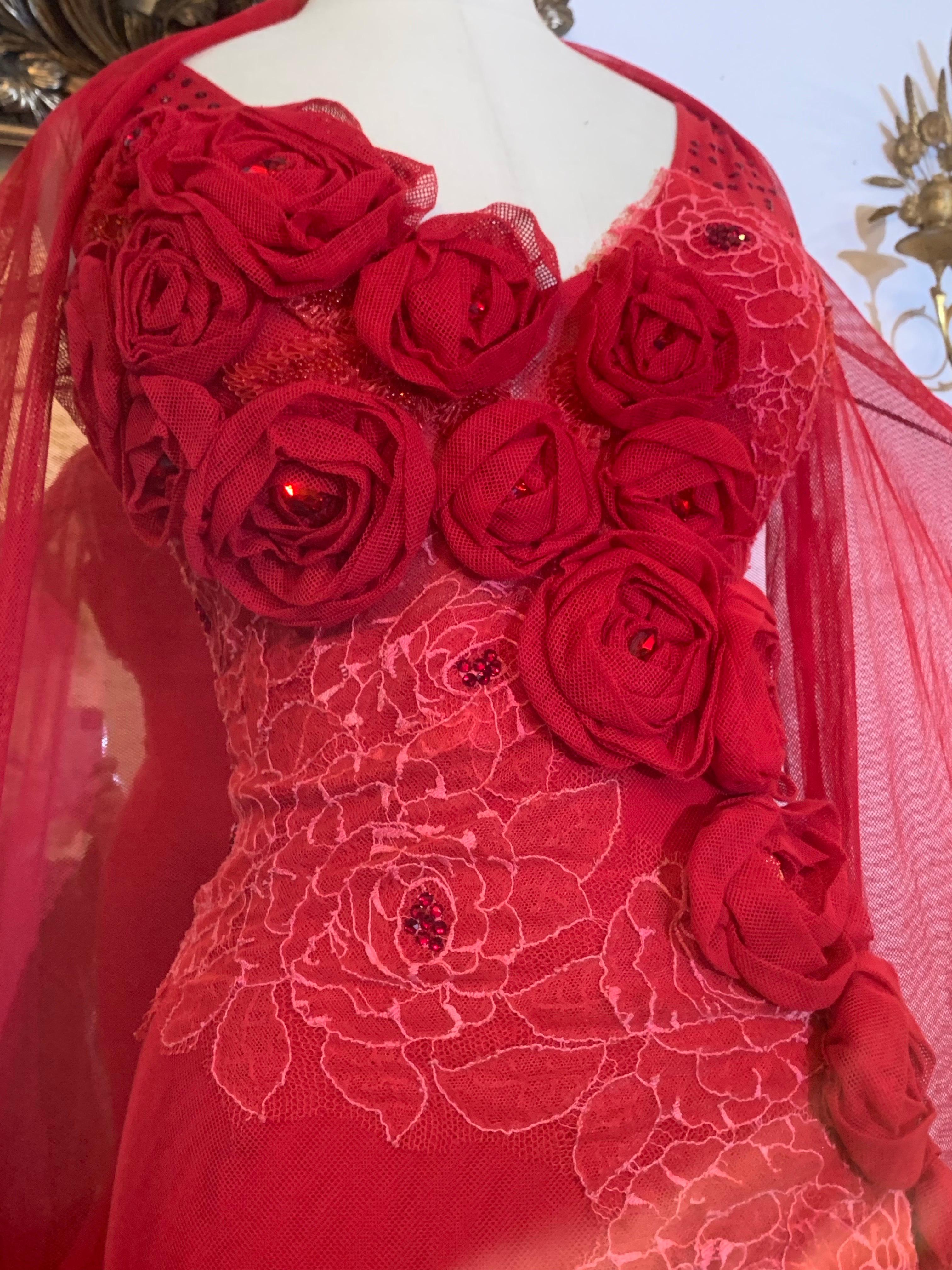 Abito da sera Azadeh Couture in tulle rosso e pizzo tagliato in sbieco con rosette e stola in tulle in vendita 4
