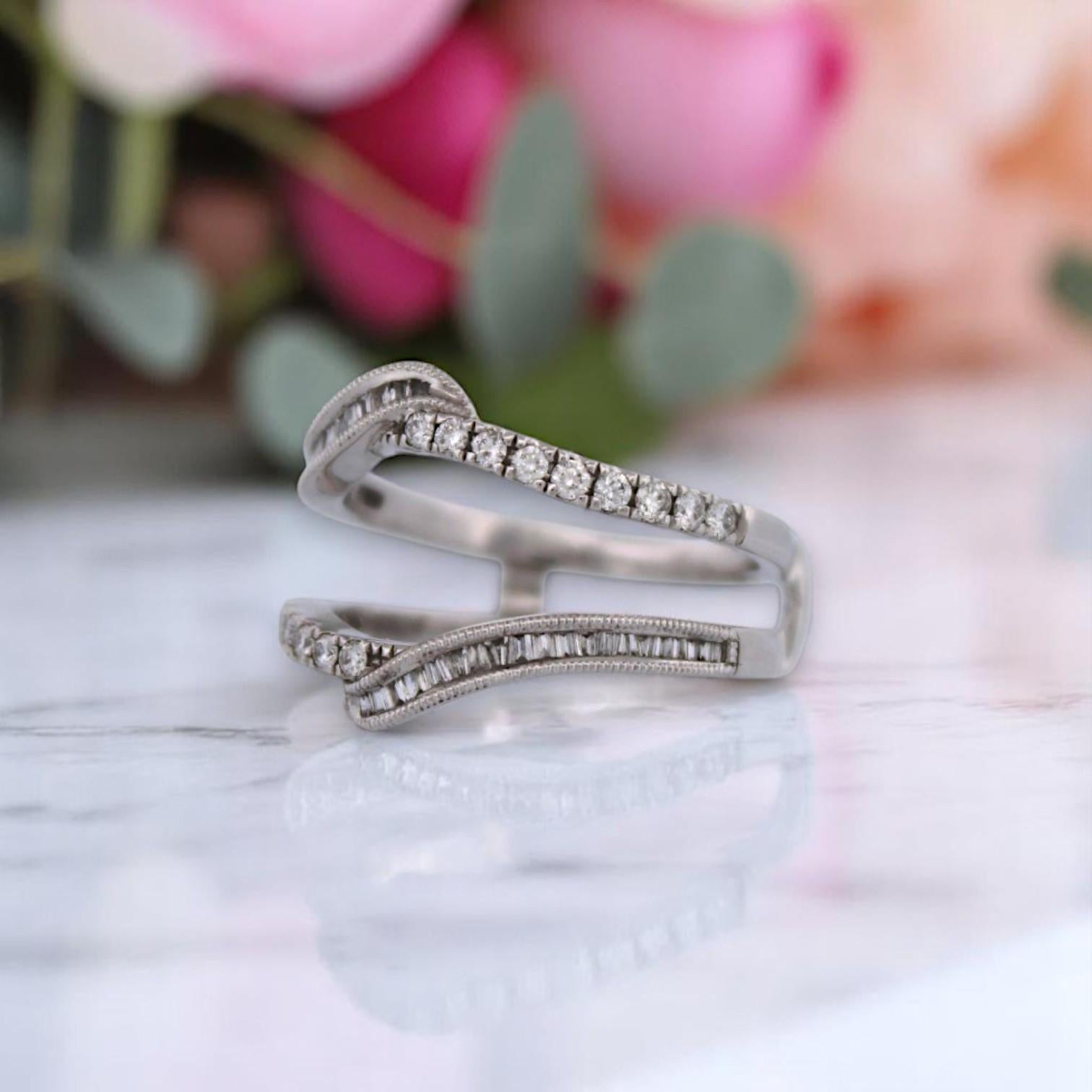 Taglio rotondo Azalea  Anello con diamante in oro bianco 14K, 0,40 CT, misura 7, fascia nuziale delicata in vendita