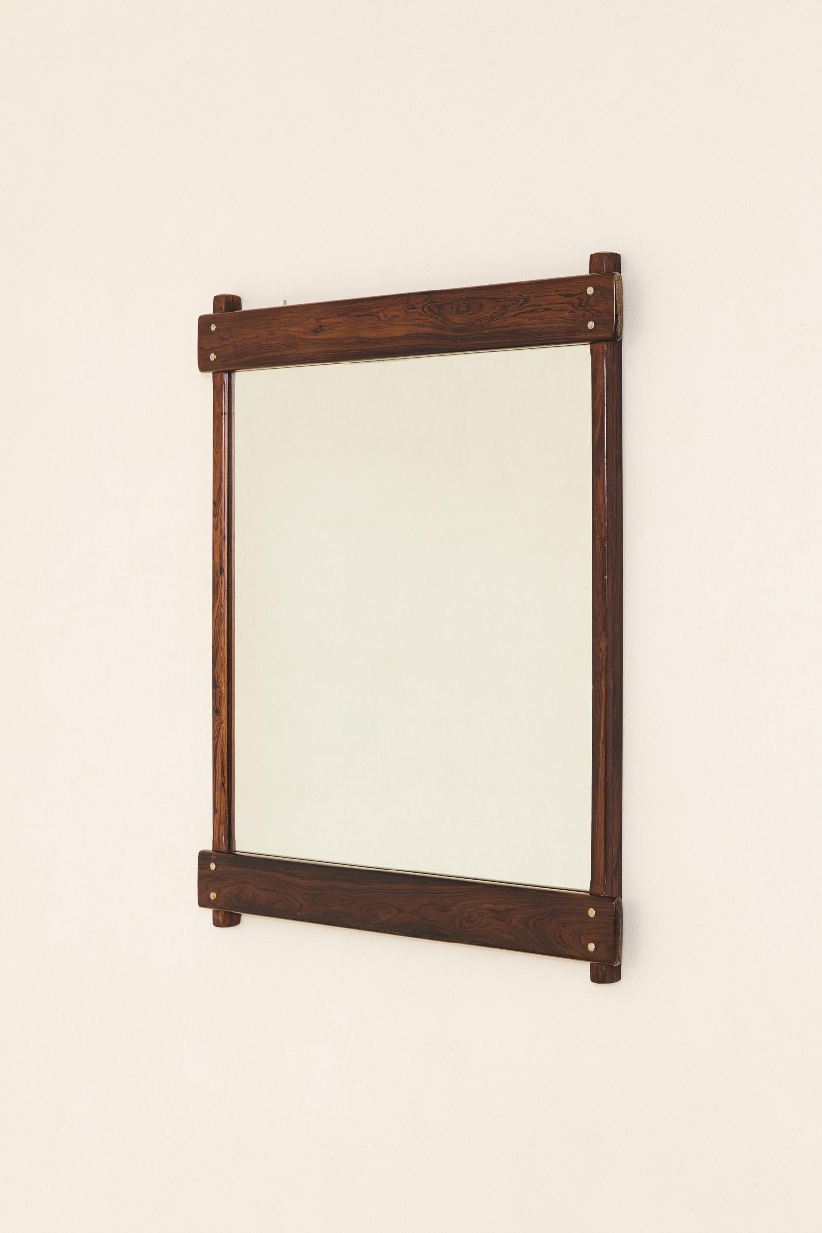 Azen Rosewood Spiegel, entworfen von Sergio Rodrigues, 1960er Jahre (Moderne der Mitte des Jahrhunderts) im Angebot