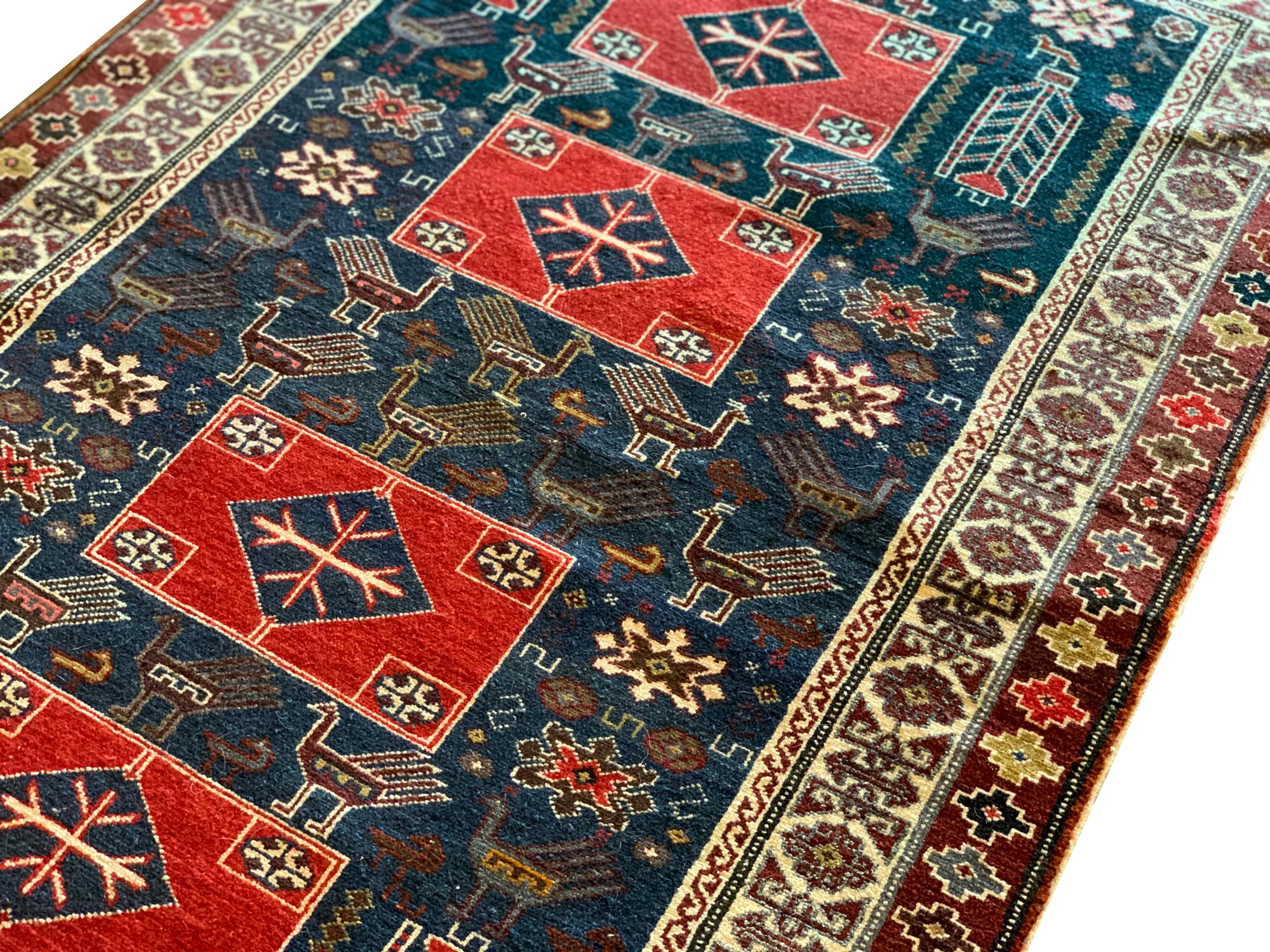 Azerbaijanischer Teppich aus antiker Wolle in Blau und Rot, handgefertigt (Pflanzlich gefärbt) im Angebot