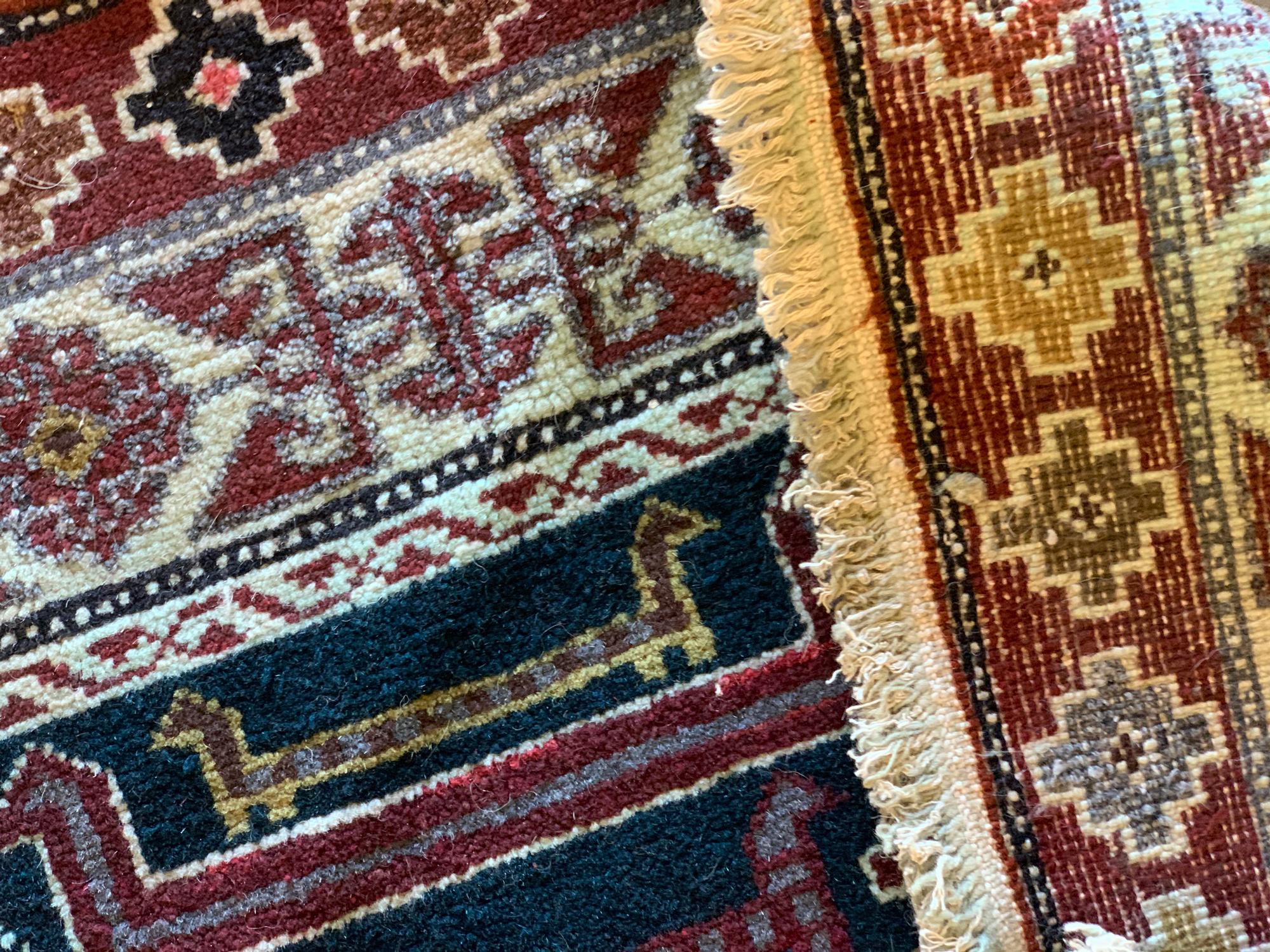 Azerbaijanischer Teppich aus antiker Wolle in Blau und Rot, handgefertigt (Spätes 19. Jahrhundert) im Angebot