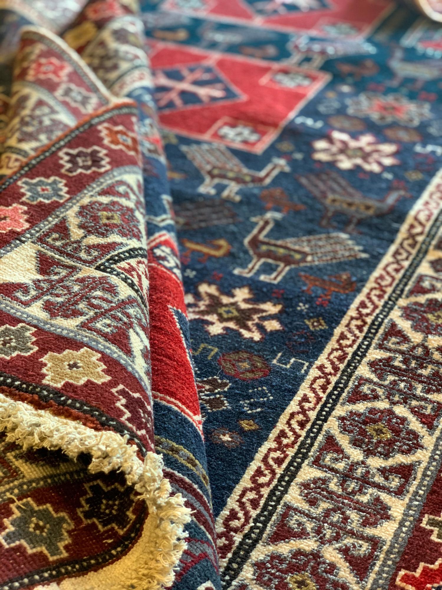 Azerbaijanischer Teppich aus antiker Wolle in Blau und Rot, handgefertigt im Angebot 2