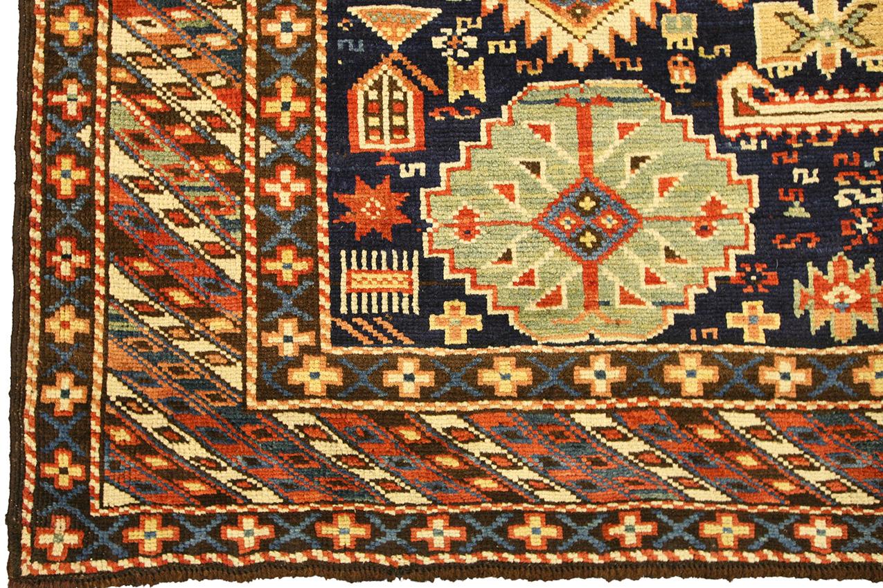 Cet ancien Karagashli noué à la main dans l'Azerbaïdjan caucasien vers 1880 mesure 139 × 118 cm (4' 6