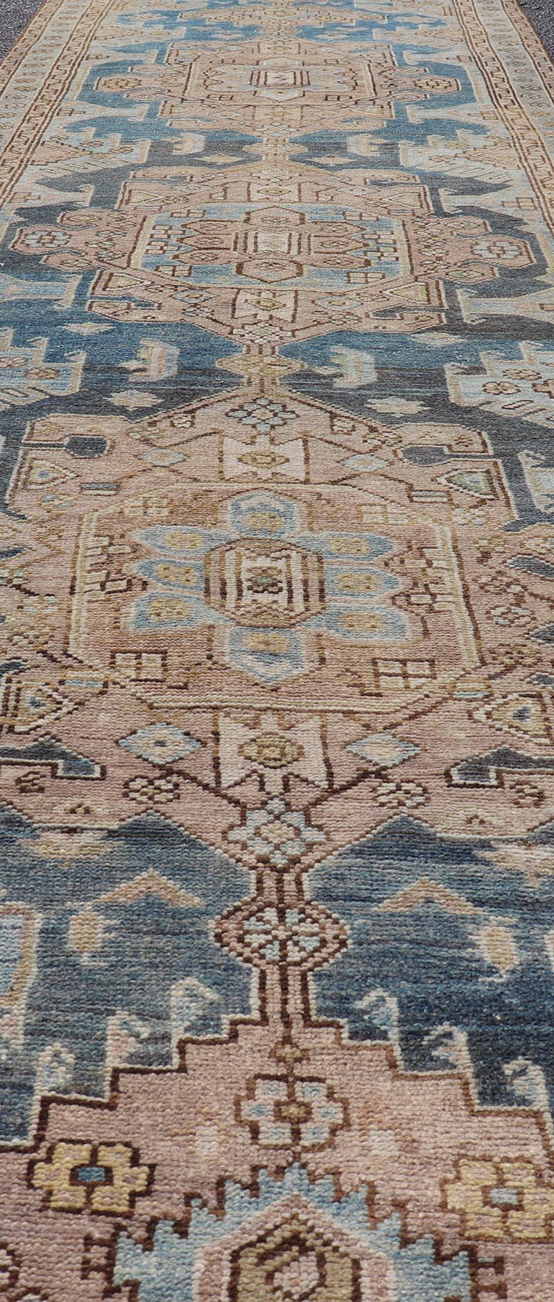 Azerbaijan-Läufer Persischer Teppich mit Symmetrical-Medaillon-Design und Serene-Blau im Angebot 3