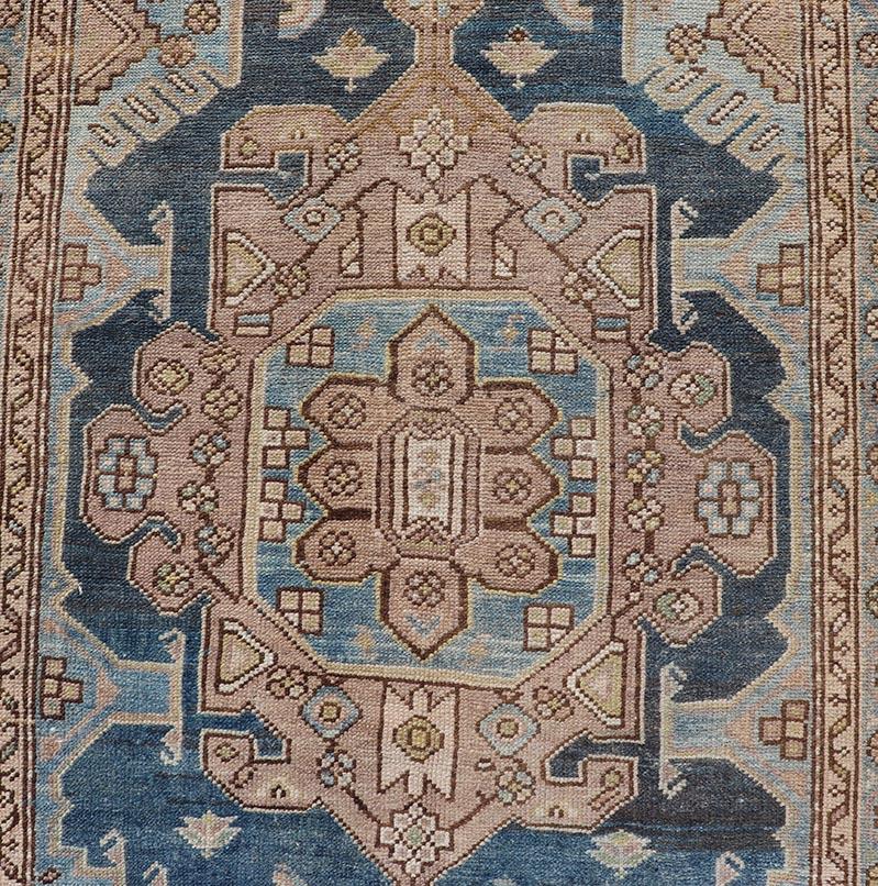 Maße: 3'2 x 12'8 
Dieser bezaubernde lange Läufer aus Aserbaidschan ist meisterhaft gewebt und bildet einen Wandteppich aus komplizierten Mustern und ruhigen Farben. Der Teppich zeichnet sich durch eine Reihe von symmetrischen Medaillonmustern aus,