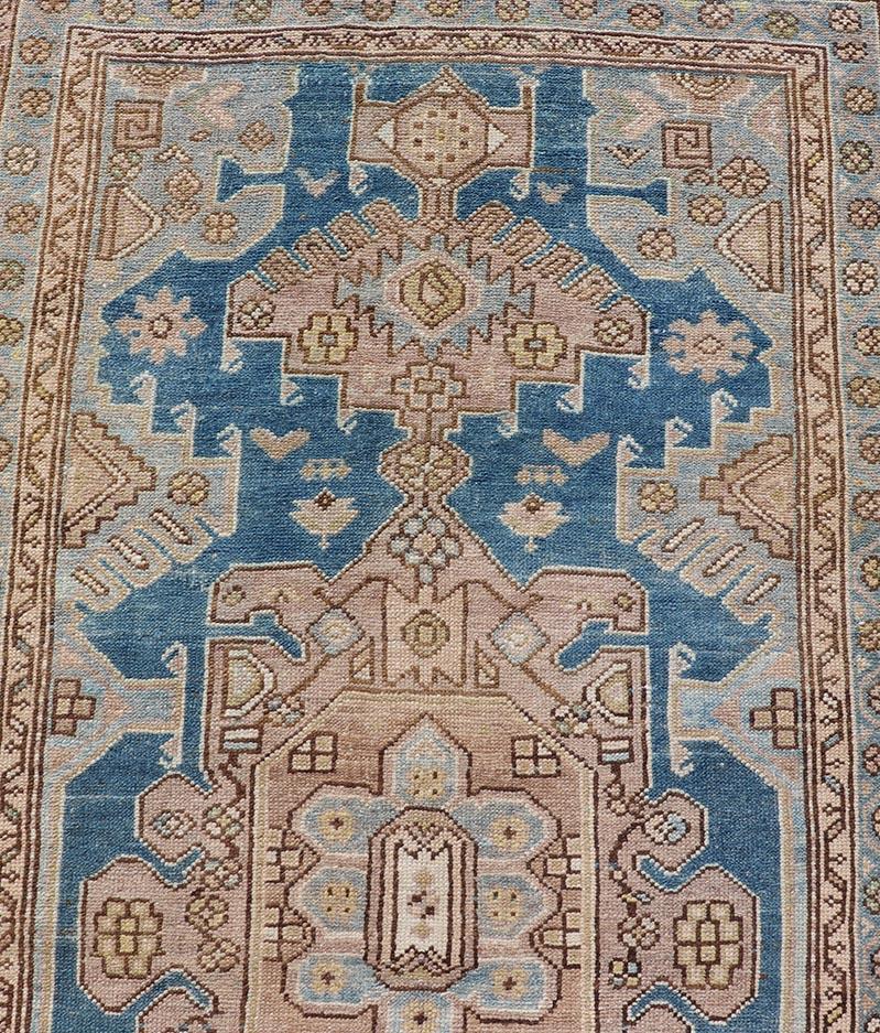 Azerbaijan-Läufer Persischer Teppich mit Symmetrical-Medaillon-Design und Serene-Blau (Malayer) im Angebot