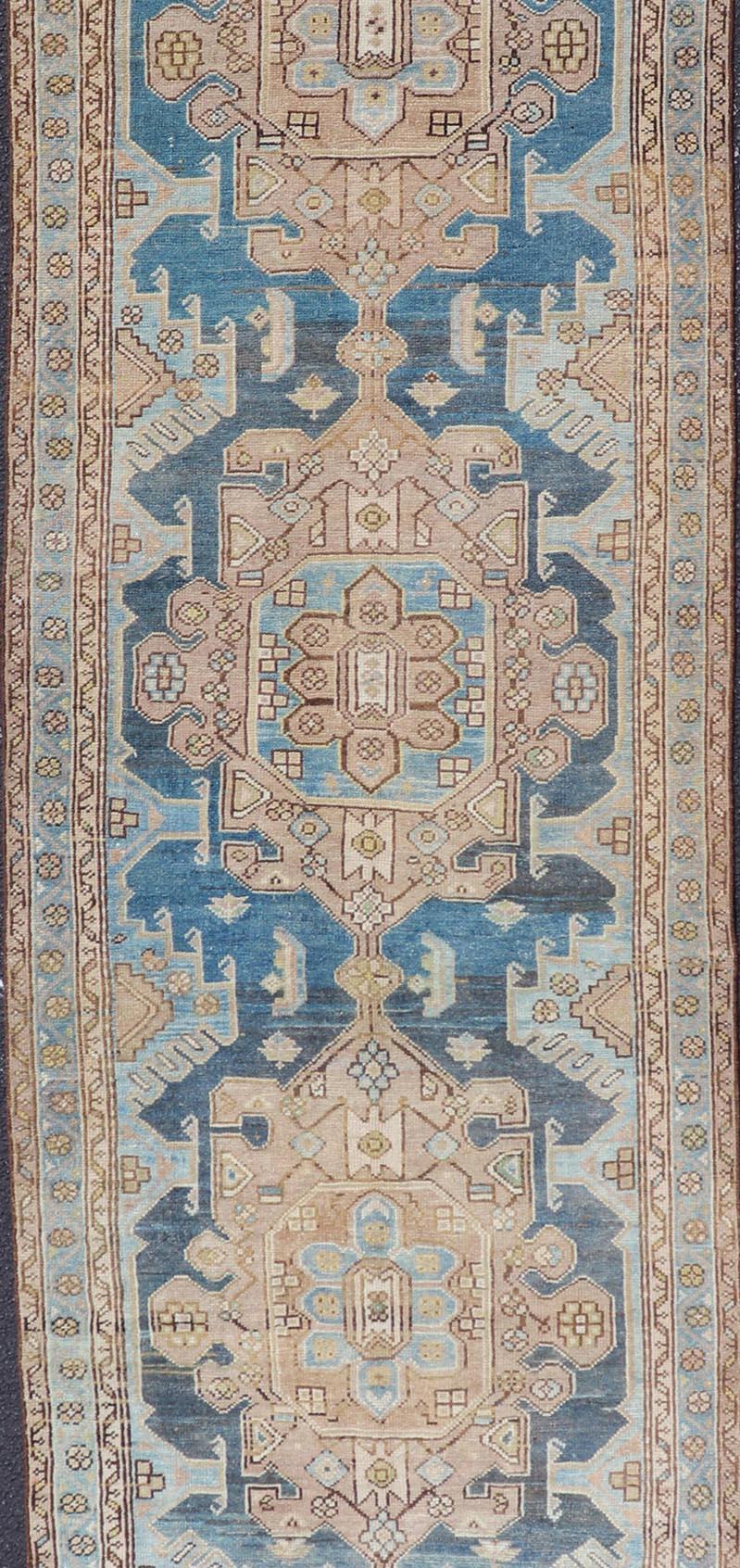 Azerbaijan-Läufer Persischer Teppich mit Symmetrical-Medaillon-Design und Serene-Blau im Zustand „Gut“ im Angebot in Atlanta, GA