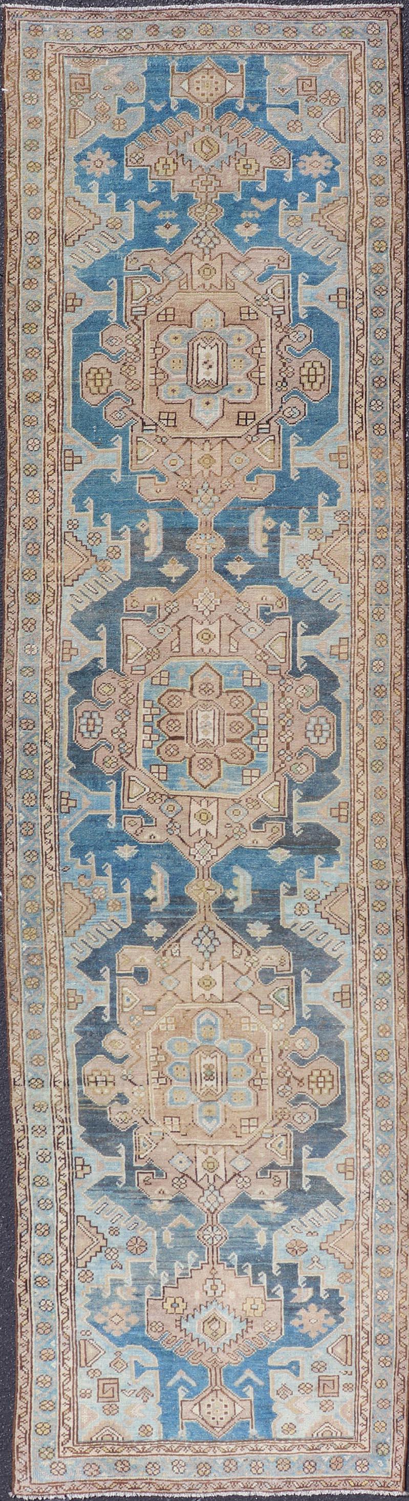 Azerbaijan-Läufer Persischer Teppich mit Symmetrical-Medaillon-Design und Serene-Blau im Angebot