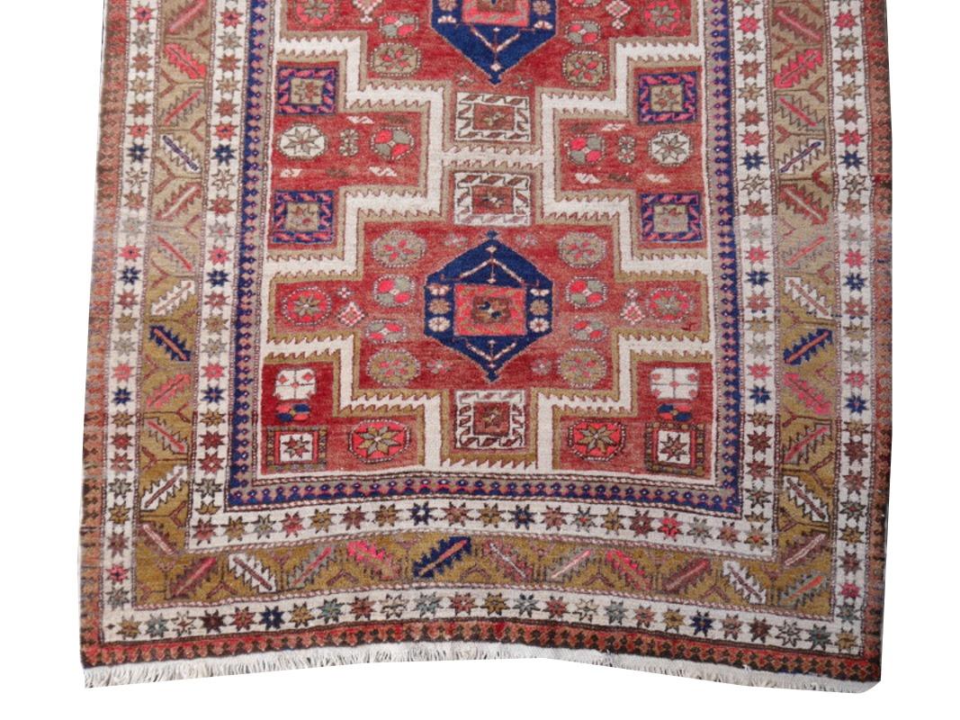 Stunning Azeri rug vintage with Caucasian Design - Djoharian Collection

Azeri rugs and carpets are mainly made of fine, hand-spun wool, 
This wonderful and stunning example comes from the southern part of Azerbaijan..

This rug was made with