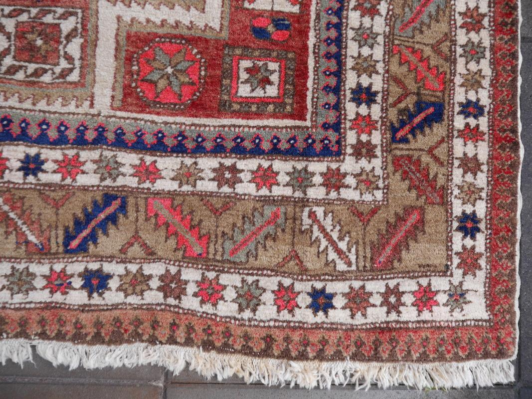 Azeri-Teppich Vintage mit Kazak- oder Heriz-Kaukasischem Design Djoharian Kollektion (Mitte des 20. Jahrhunderts) im Angebot