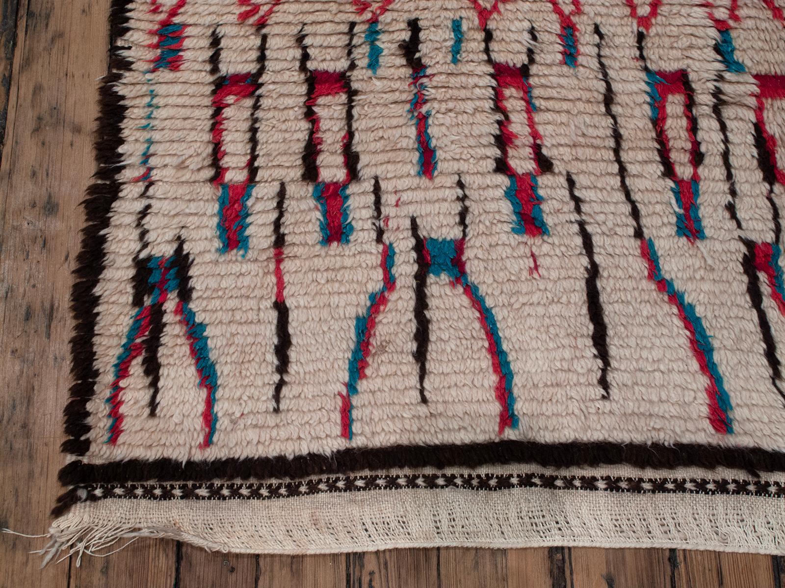 20th Century Azilal Moroccan Berber Rug (DK-125-90) For Sale