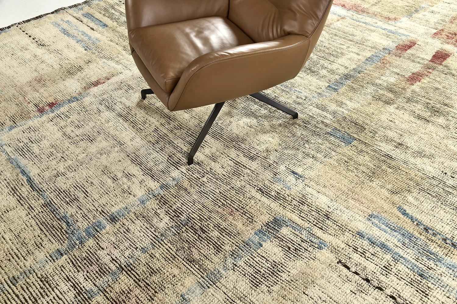 Aziza è un tappeto in lana calda e lucente con un gioco di colori unico e forme irregolari. Questo intreccio di vello presenta texture in rilievo nei toni della terra e dettagli unici di nappe che rendono questo pezzo molto ricercato. La collezione
