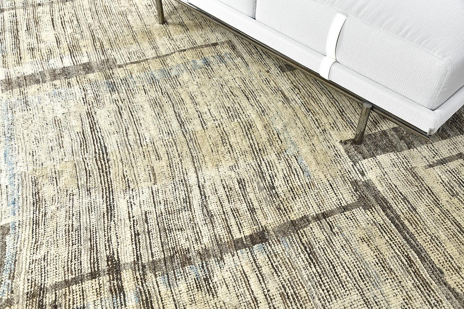 Aziza è un tappeto in lana calda e lucente con un gioco di colori unico e forme irregolari. Questo intreccio di vello presenta texture in rilievo nei toni della terra e dettagli unici di nappe che rendono questo pezzo molto ricercato. La collezione