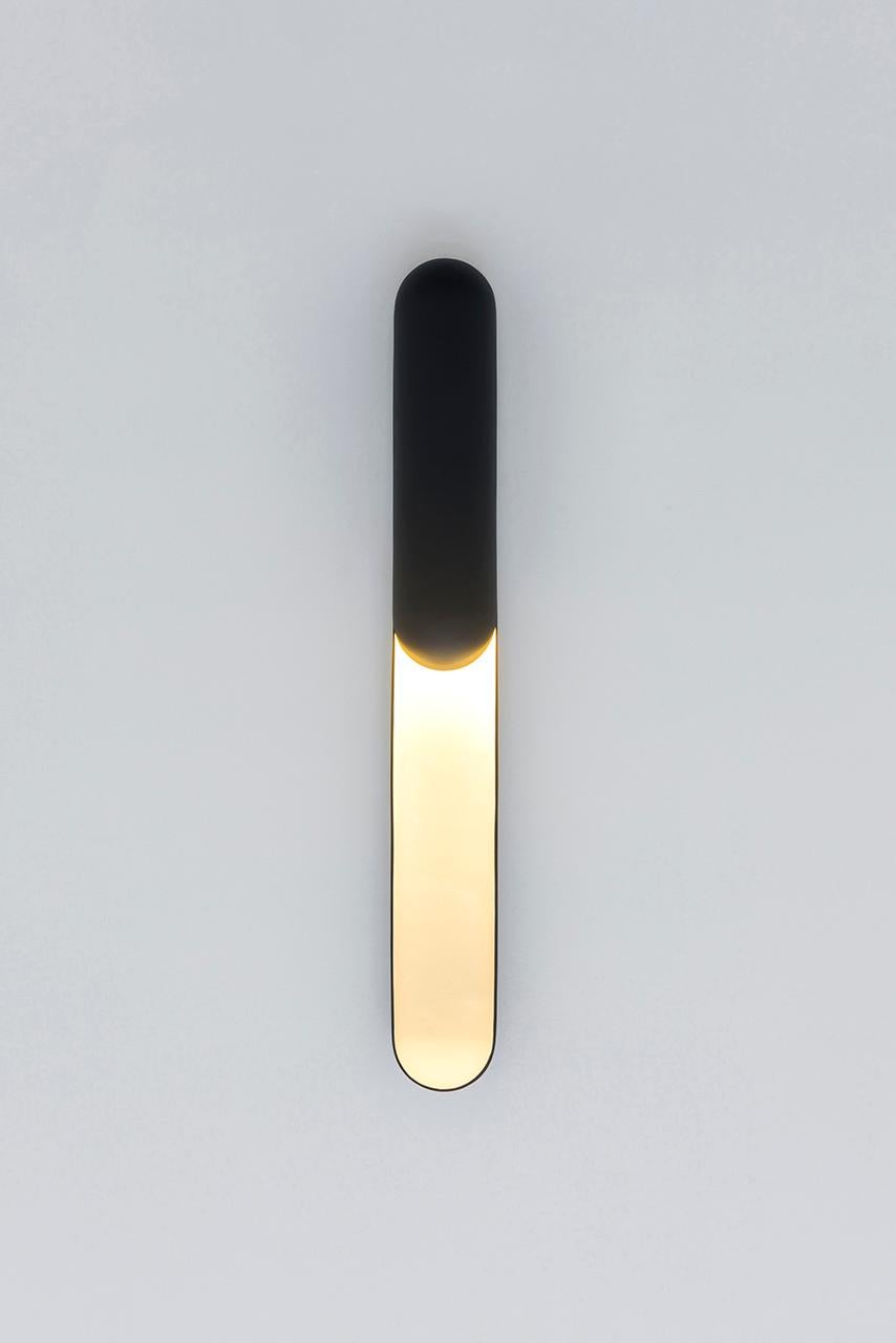 Style international Applique AZO, by Rain, lampe contemporaine, aluminium, noir en vente