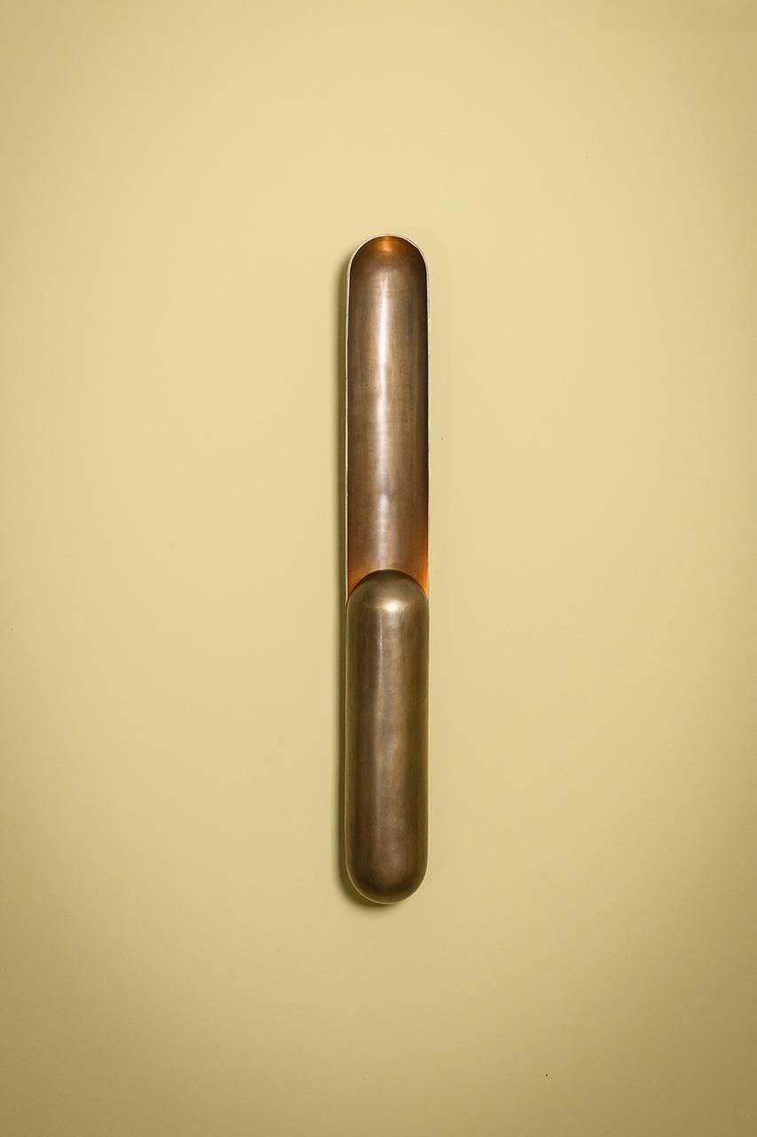 AZO Lámpara de Pared, by Rain, Lámpara Contemporánea, Latón, Patinado Brasileño en venta