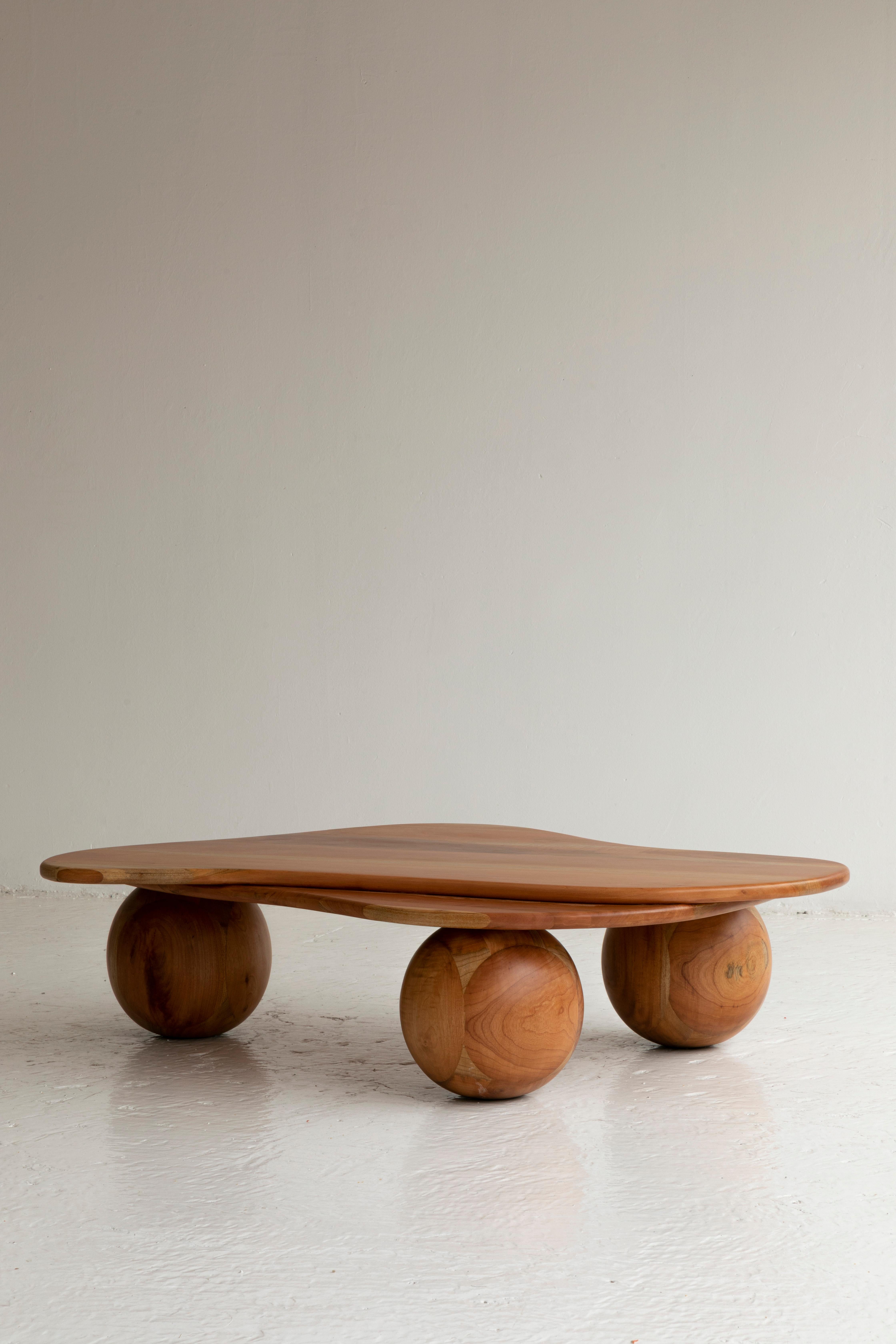 Made entirely of cedar wood in our workshop in Mexico City, our Amoeba coffee table was born as a tribute to the characteristic curves and spherical shapes of pre-Columbian art.
