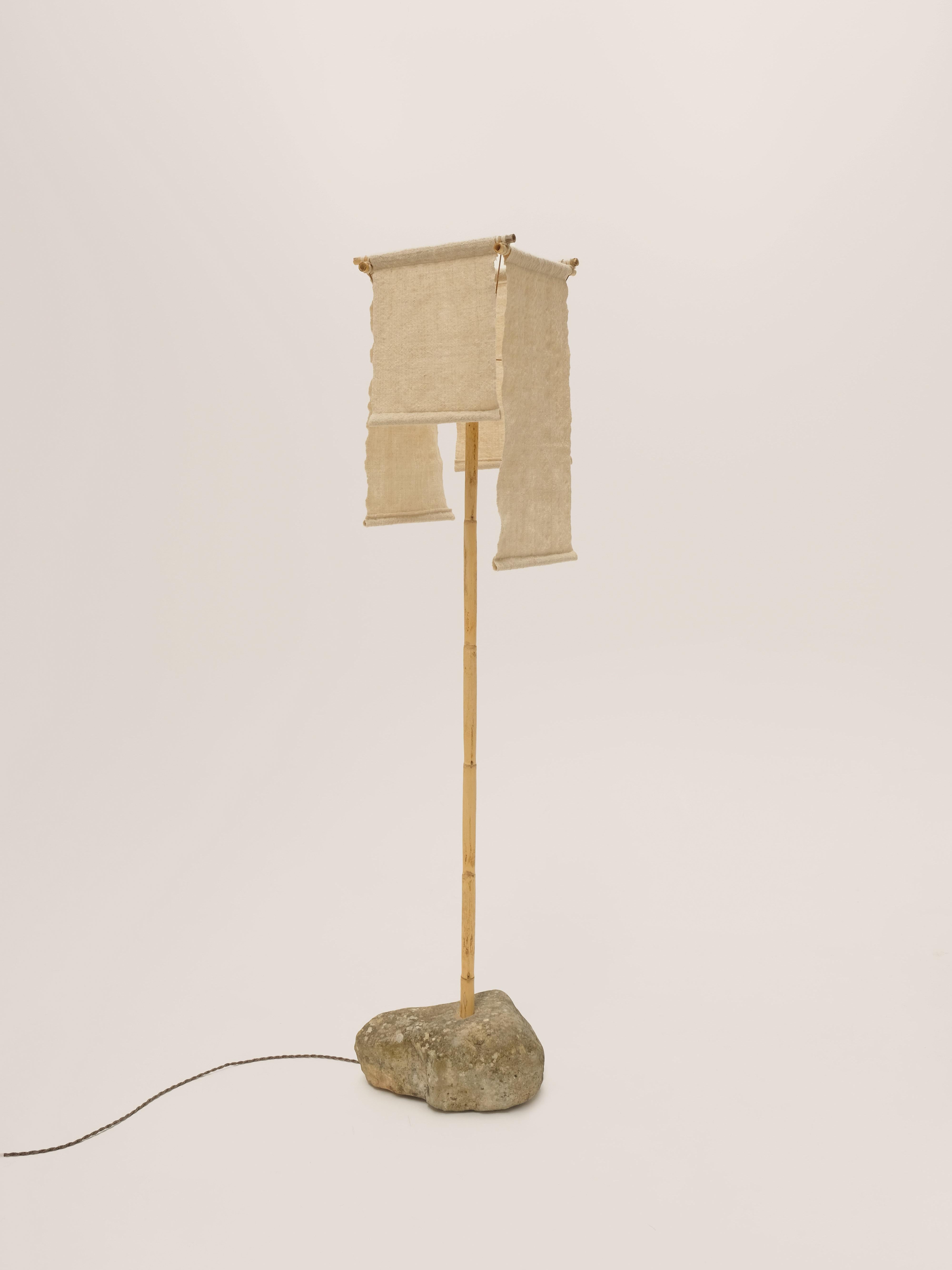 Lampada da terra Azru, paralume intrecciato a mano, realizzato con rocce e canne locali in vendita 5