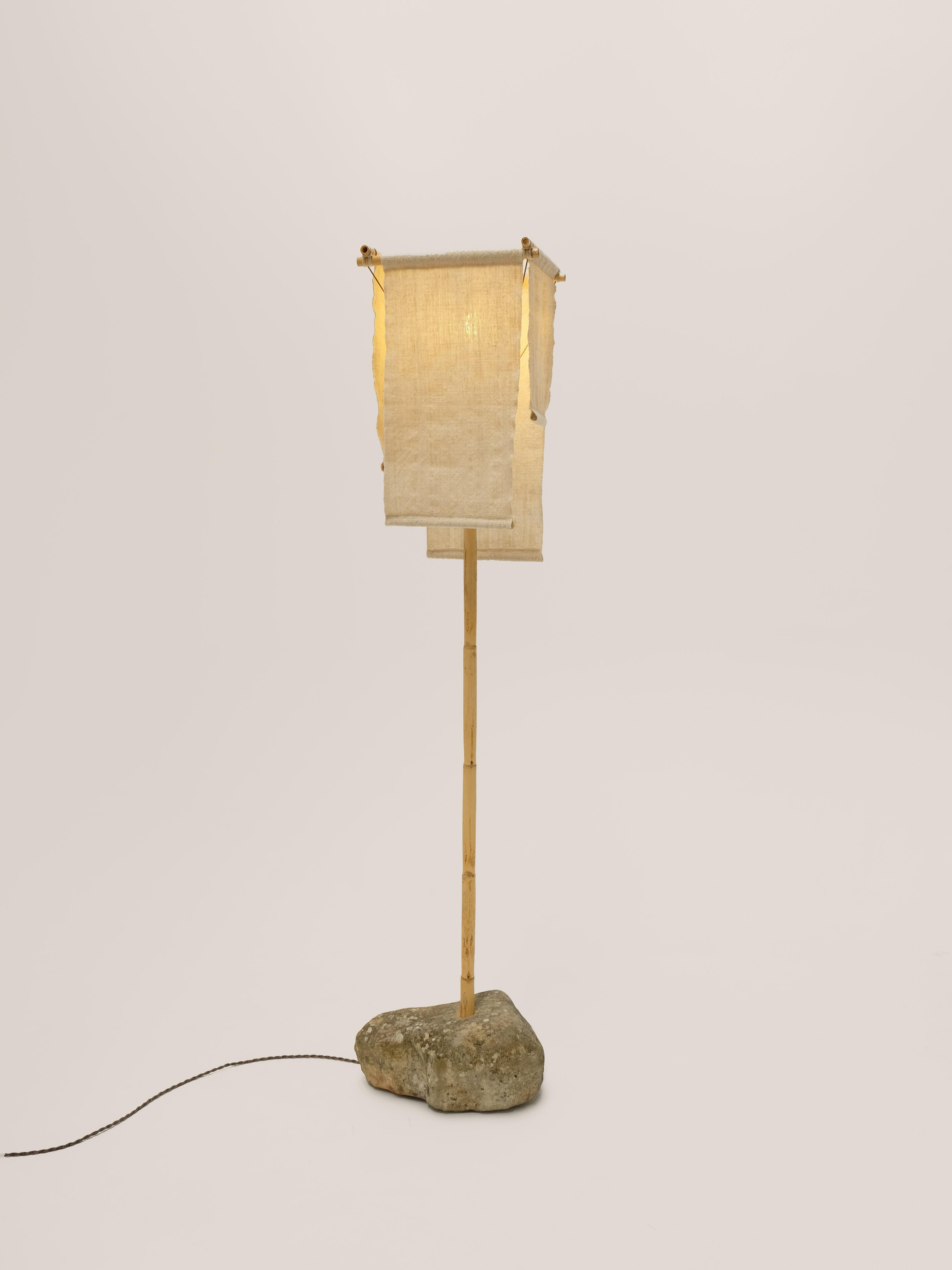 Lampada da terra Azru, paralume intrecciato a mano, realizzato con rocce e canne locali in vendita 7