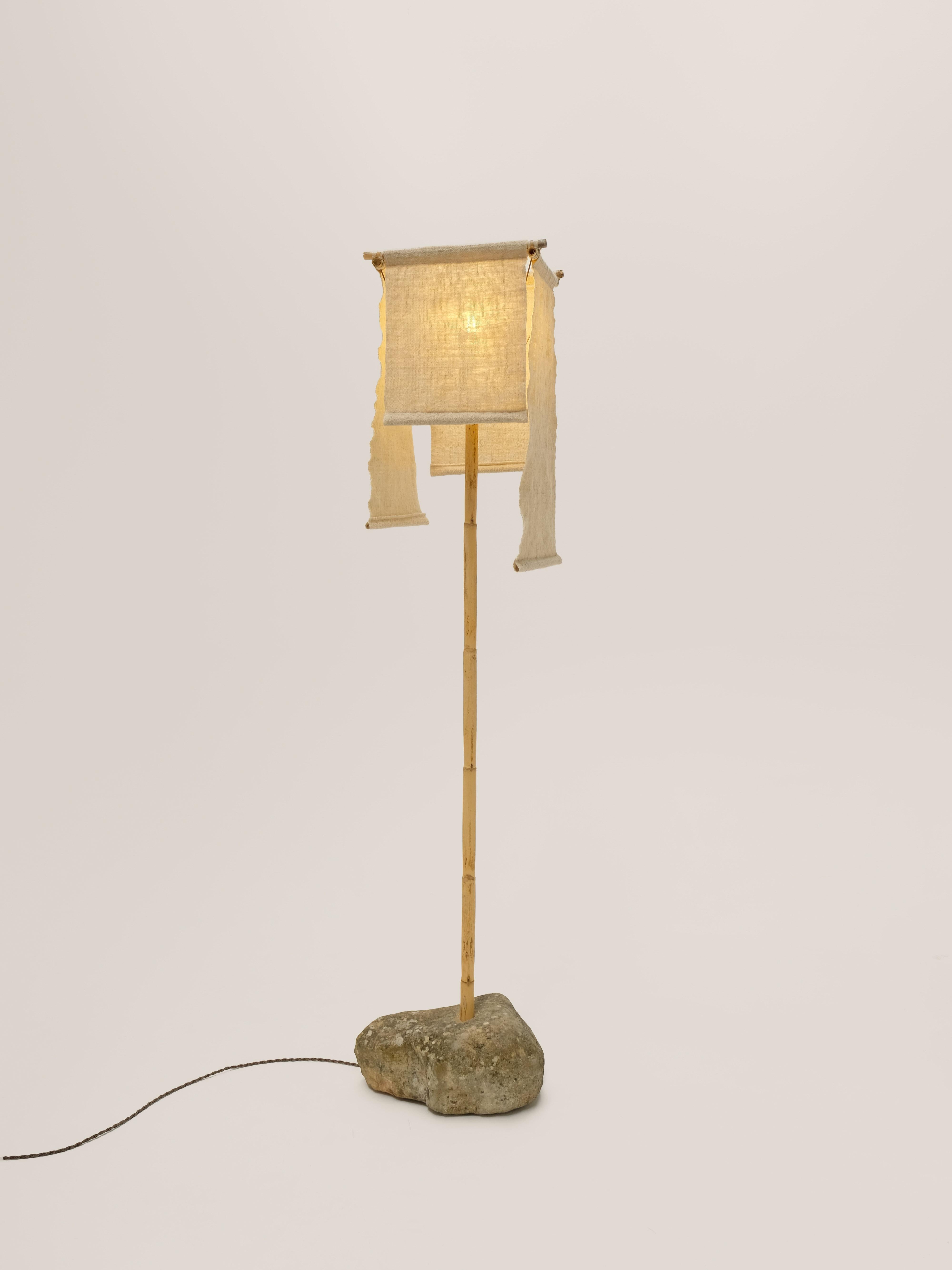 Lampada da terra Azru, paralume intrecciato a mano, realizzato con rocce e canne locali in vendita 9