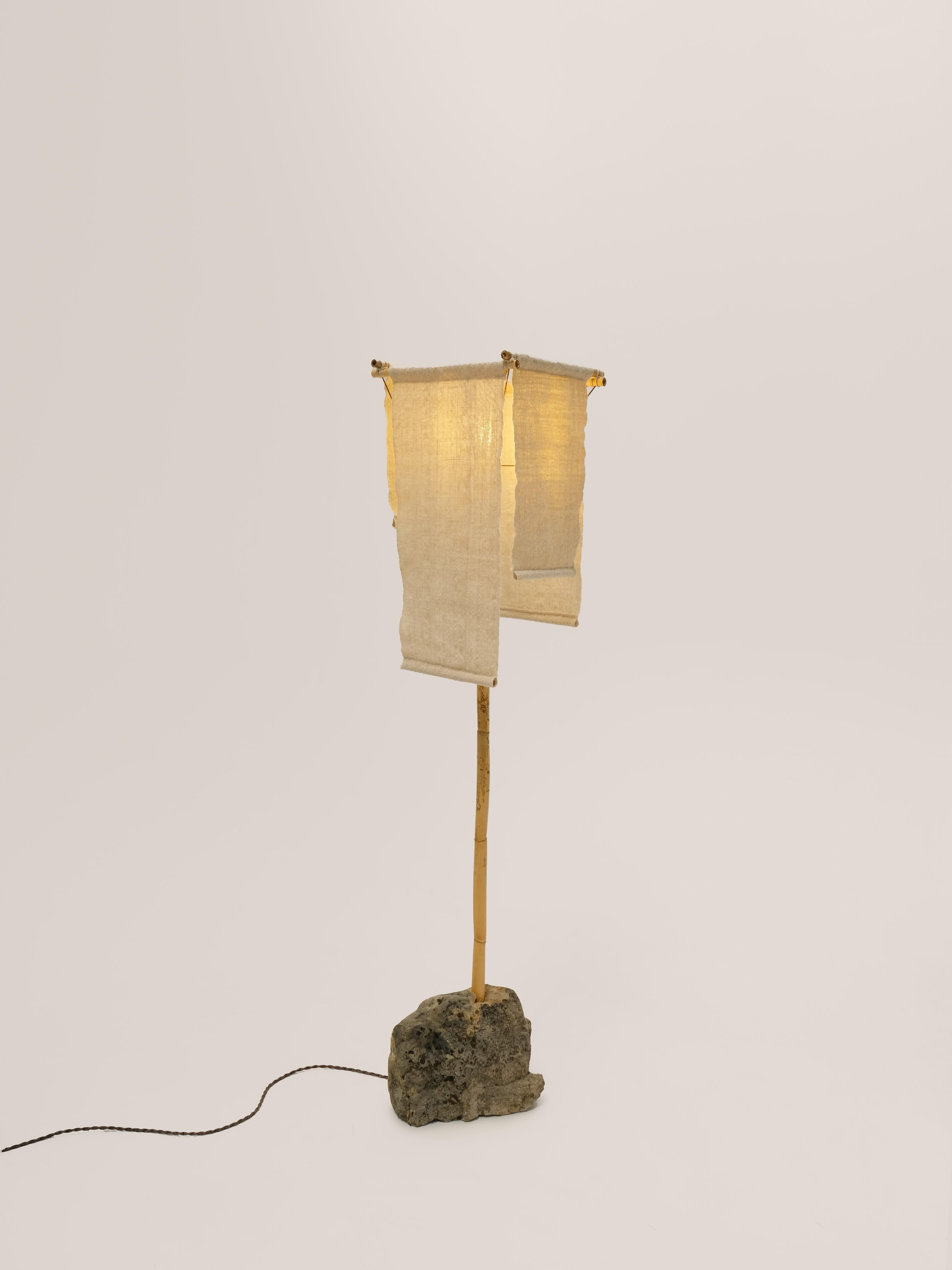 Lampada da terra Azru, paralume intrecciato a mano, realizzato con rocce e canne locali in vendita 10
