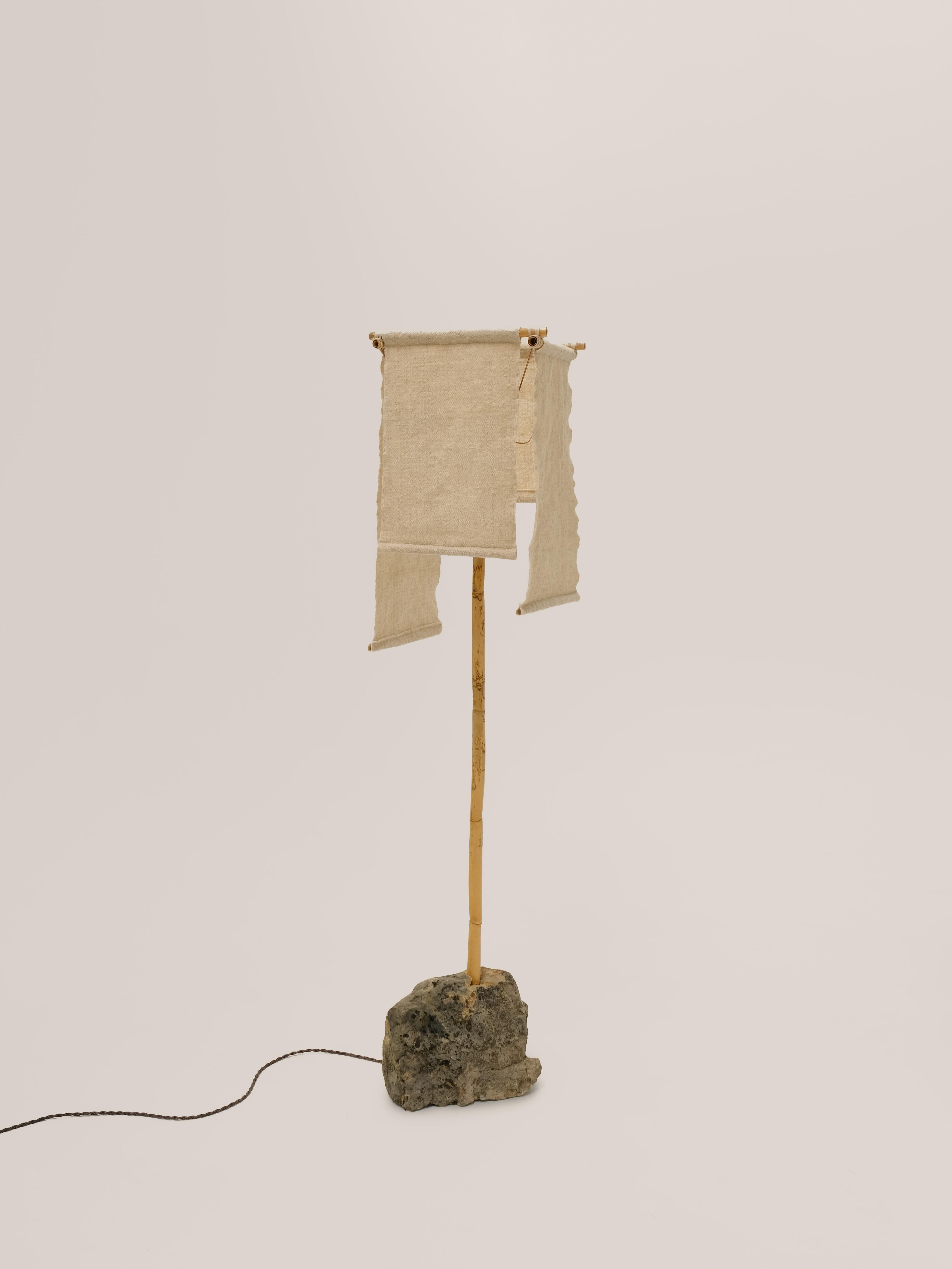 Lampada da terra Azru, paralume intrecciato a mano, realizzato con rocce e canne locali in vendita 13